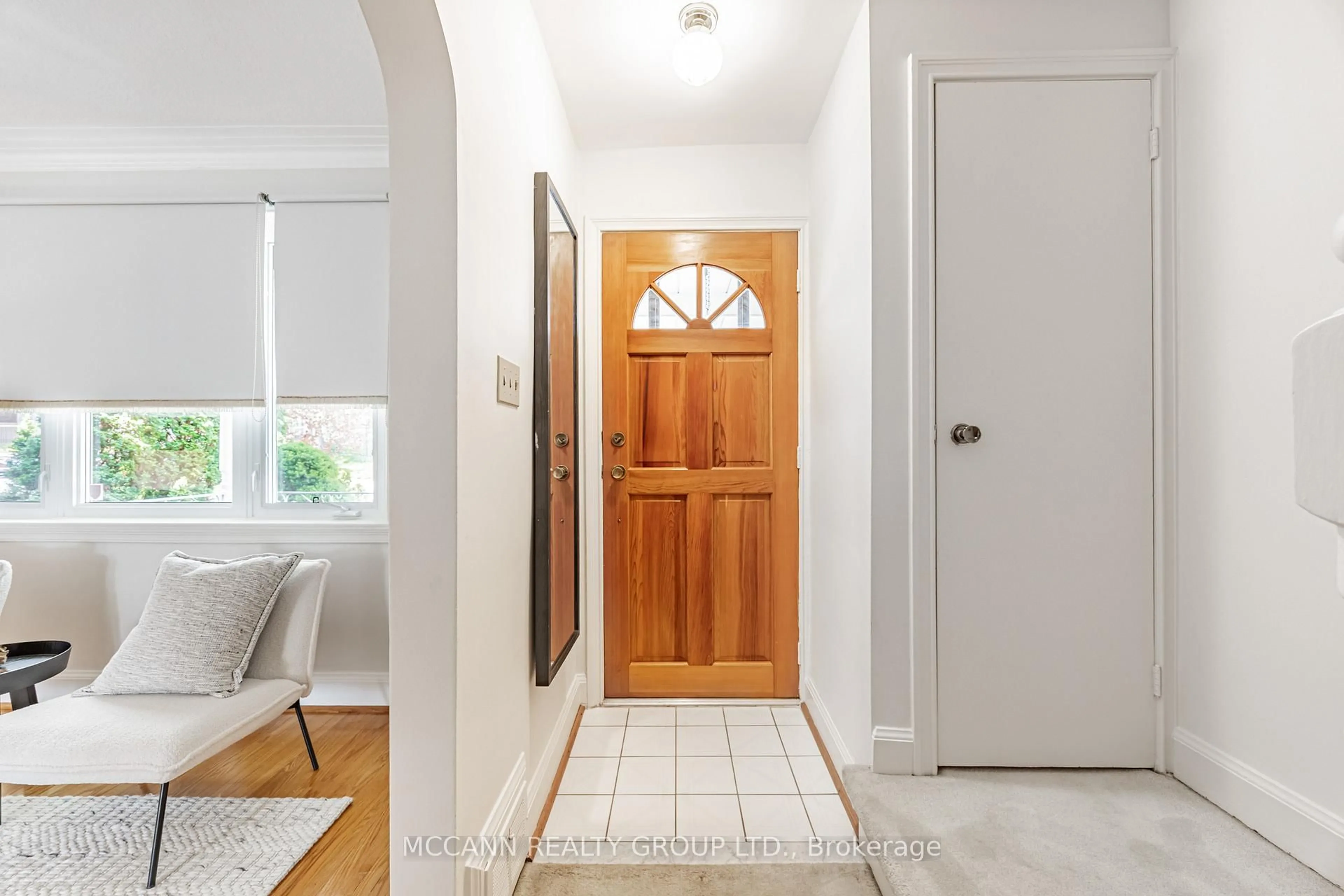 Indoor entryway for 407 Roselawn Ave, Toronto Ontario M5N 1J9