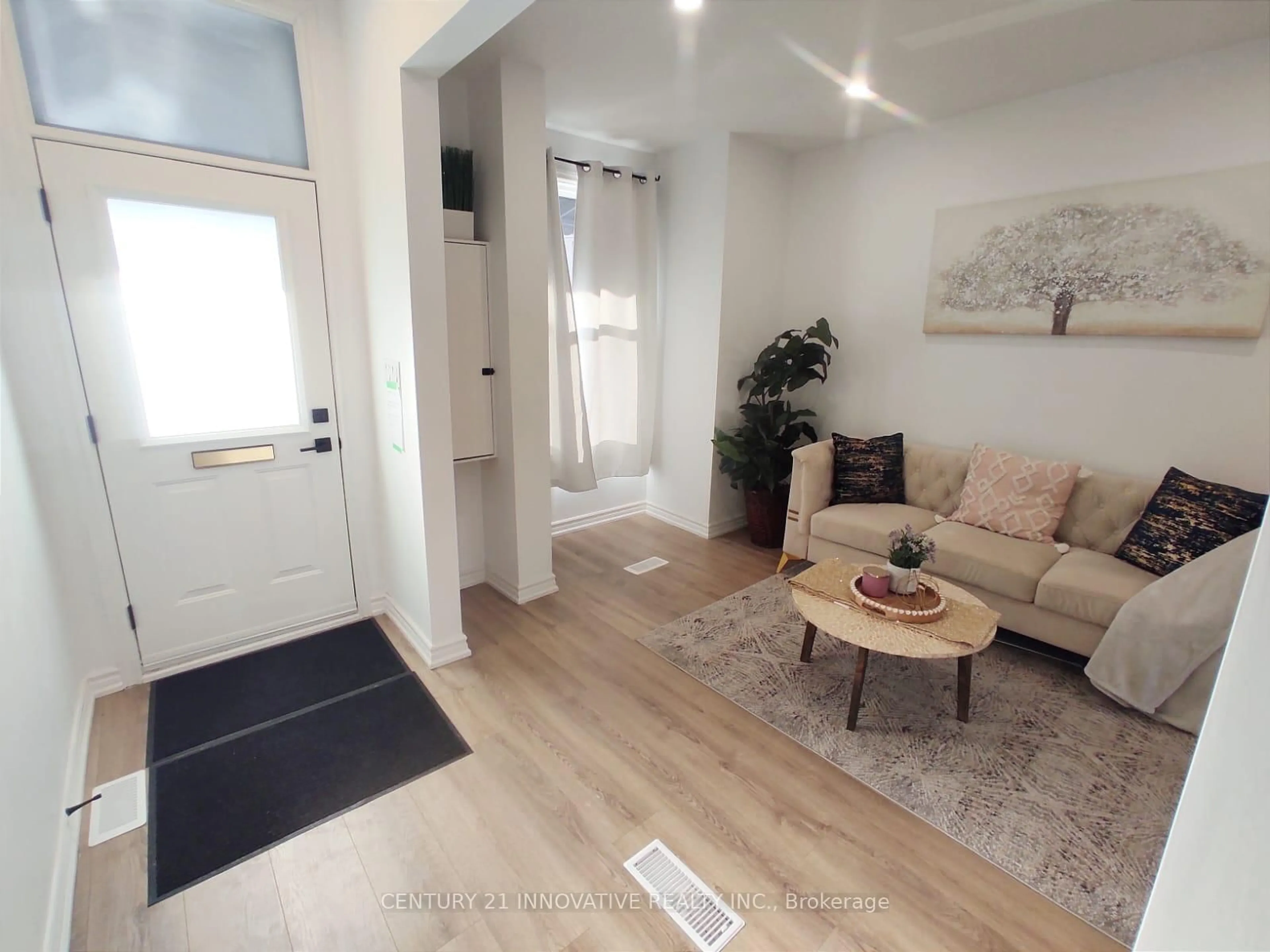Indoor entryway for 613 Dufferin St, Toronto Ontario M6K 2B1