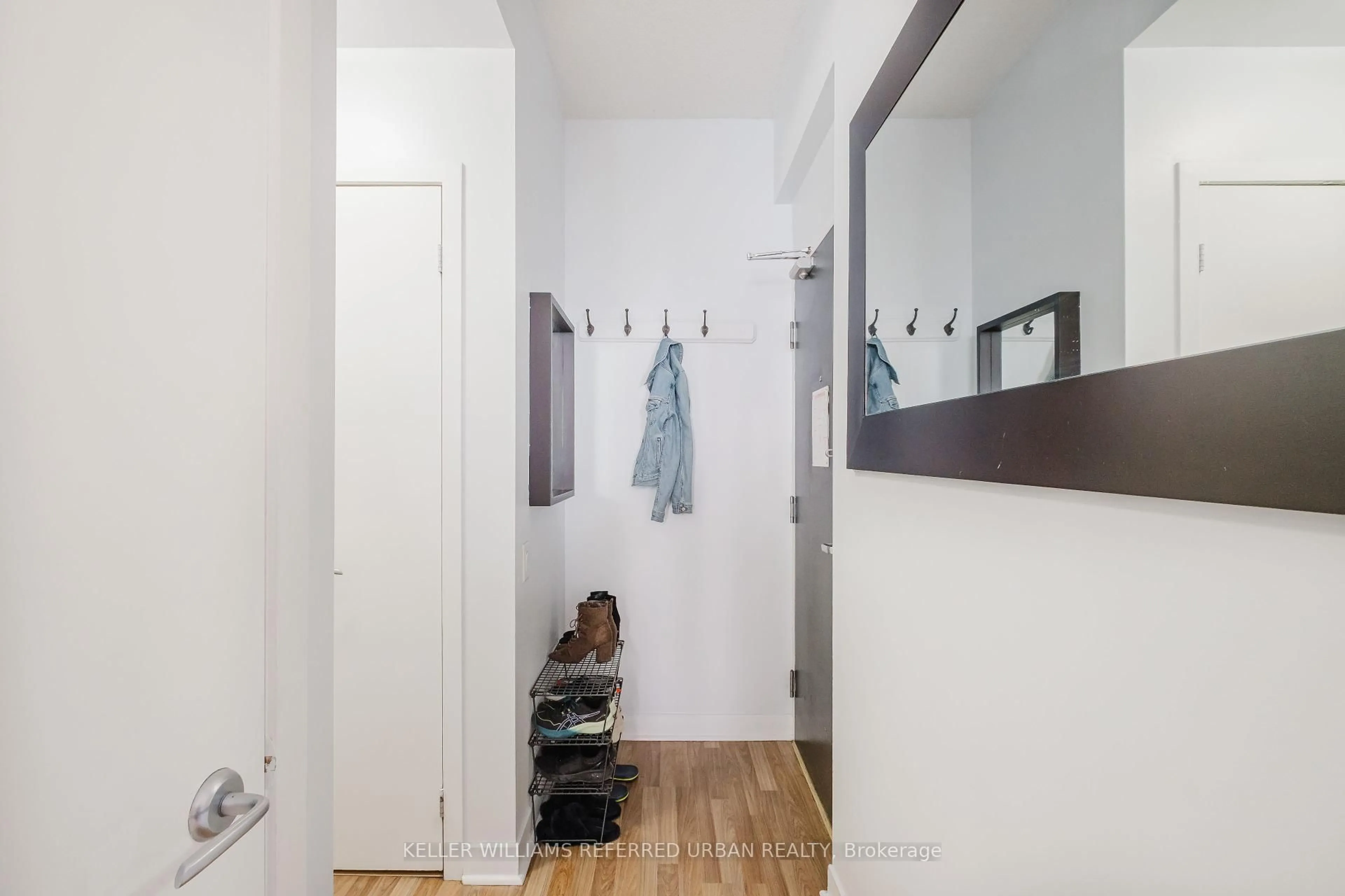Indoor entryway for 8 Colborne St #2505, Toronto Ontario M5E 1E1