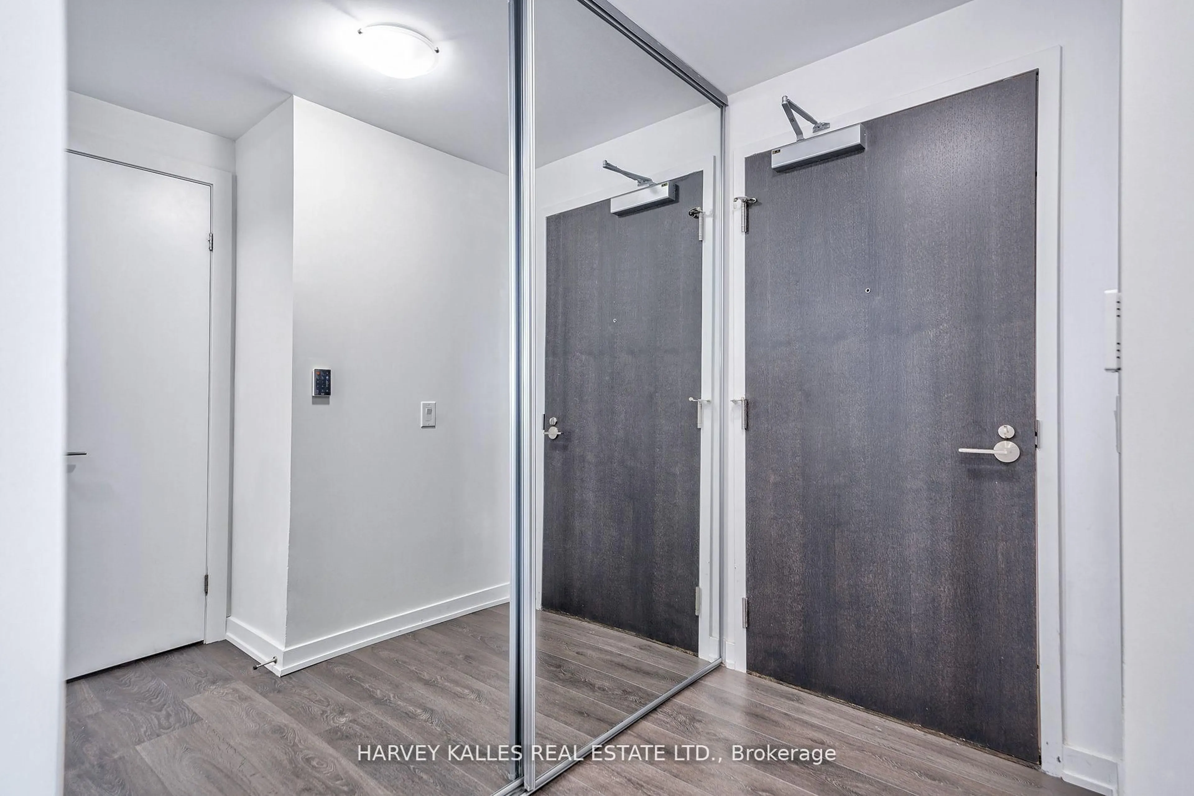 Indoor entryway for 609 Avenue Rd #1604, Toronto Ontario M4V 2K3
