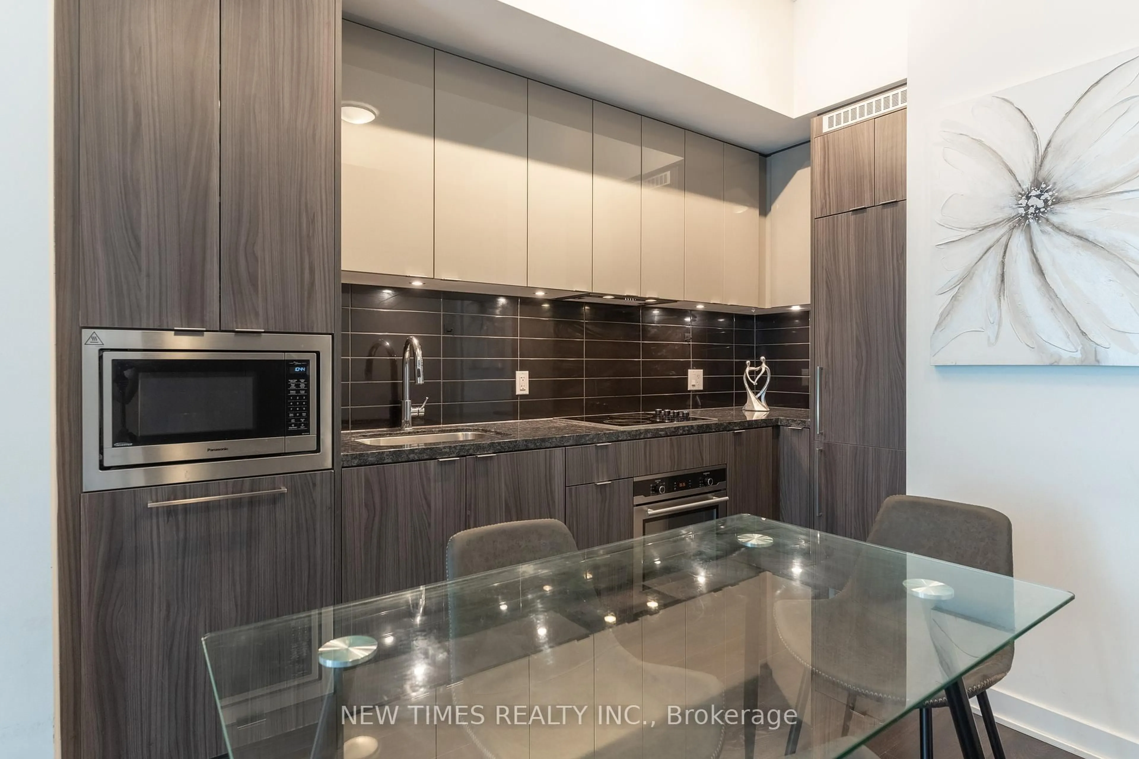 Contemporary kitchen, unknown for 125 Blue Jays Way #3808, Toronto Ontario M5V 0N5