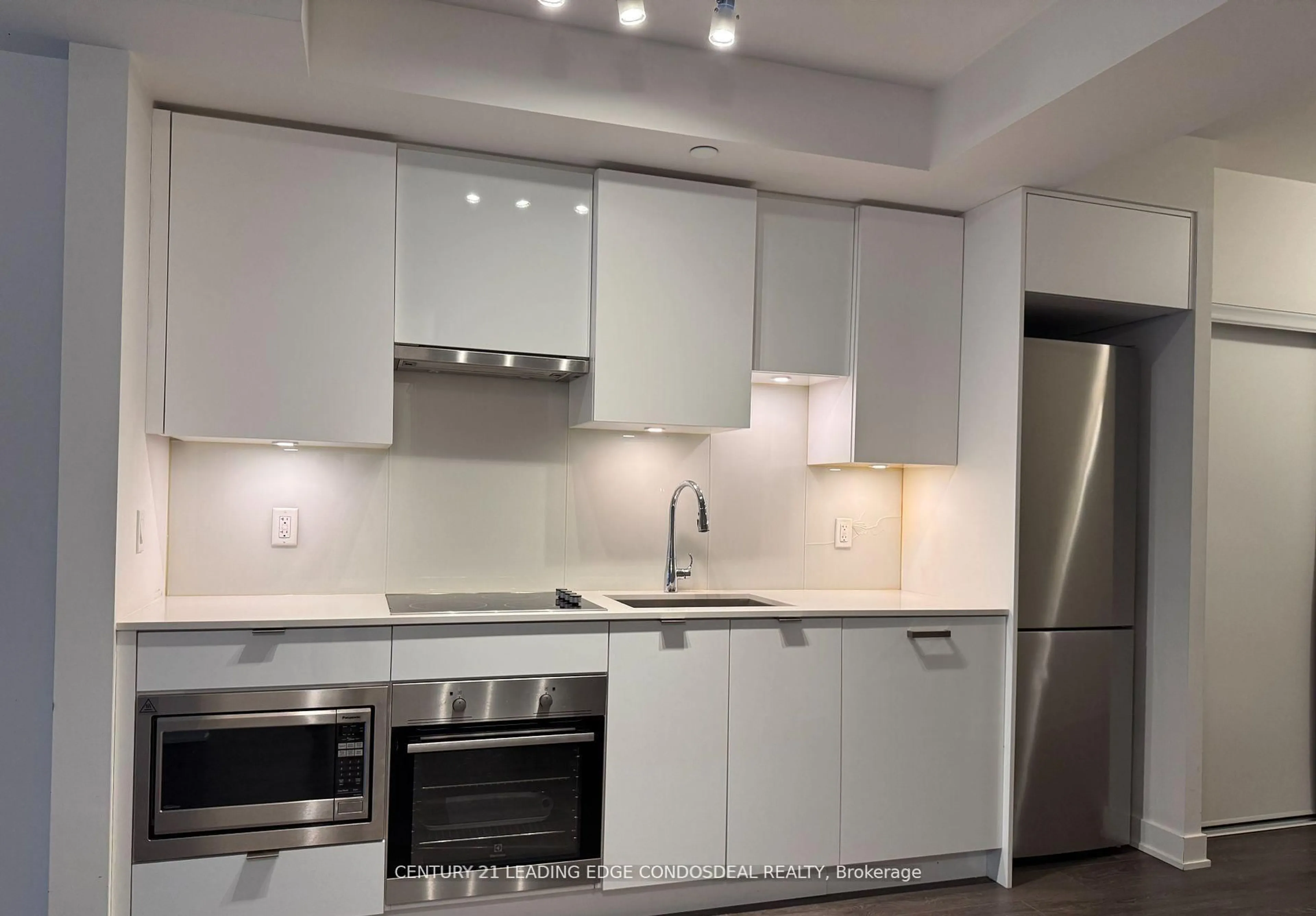 Standard kitchen, unknown for 99 Broadway Ave #1605, Toronto Ontario M4P 0E3