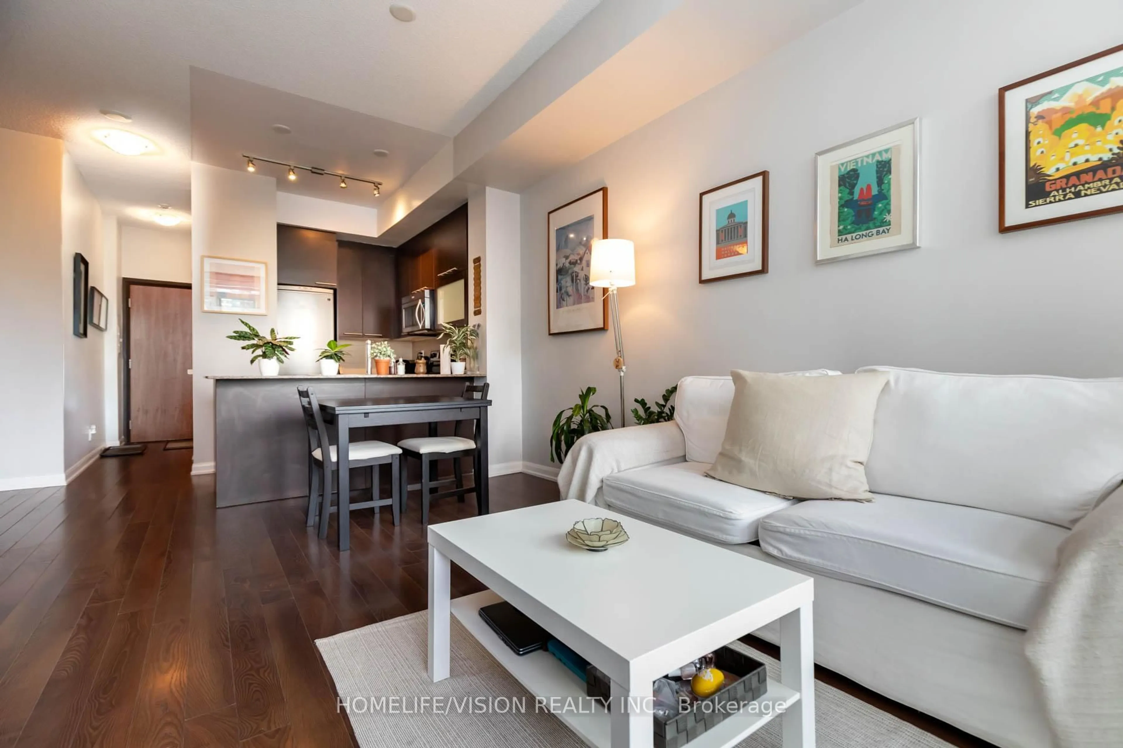 Living room with furniture, wood/laminate floor for 500 Sherbourne St #511, Toronto Ontario M4X 1L1
