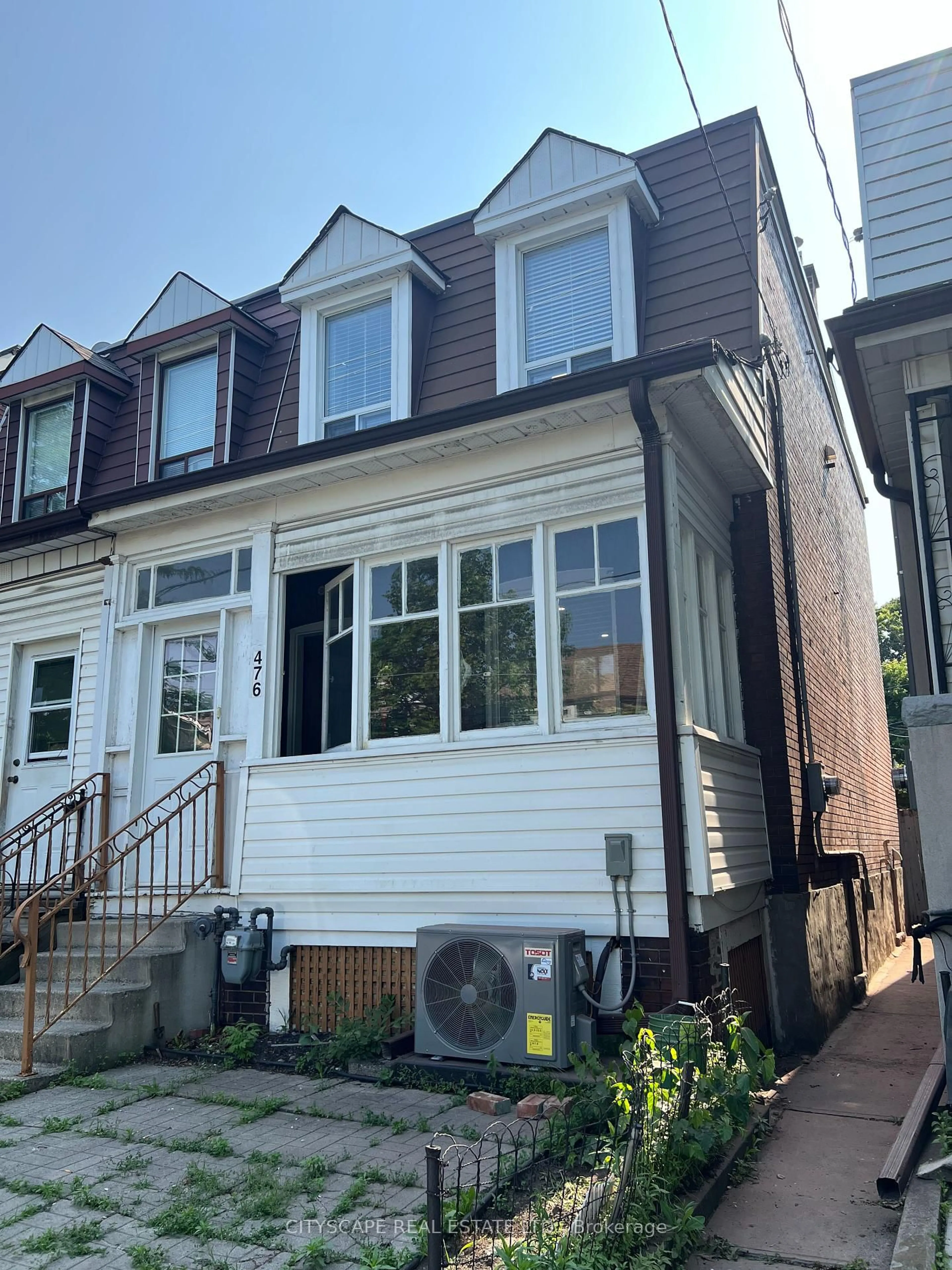 Home with vinyl exterior material, street for 476 Lansdowne Ave, Toronto Ontario M6H 3Y3