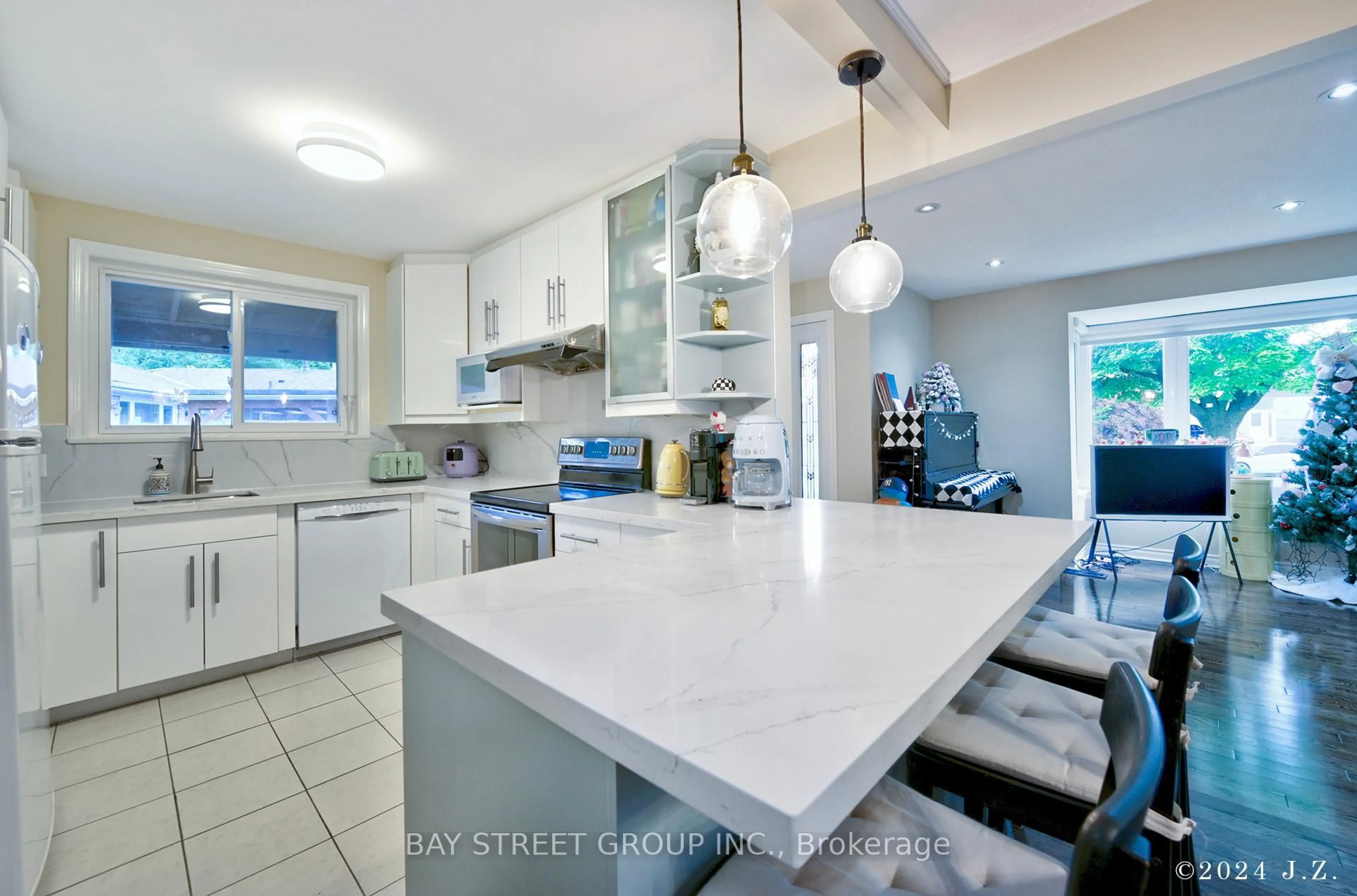 Open concept kitchen, ceramic/tile floor for 67 Grove Park Cres, Toronto Ontario M2J 2C7