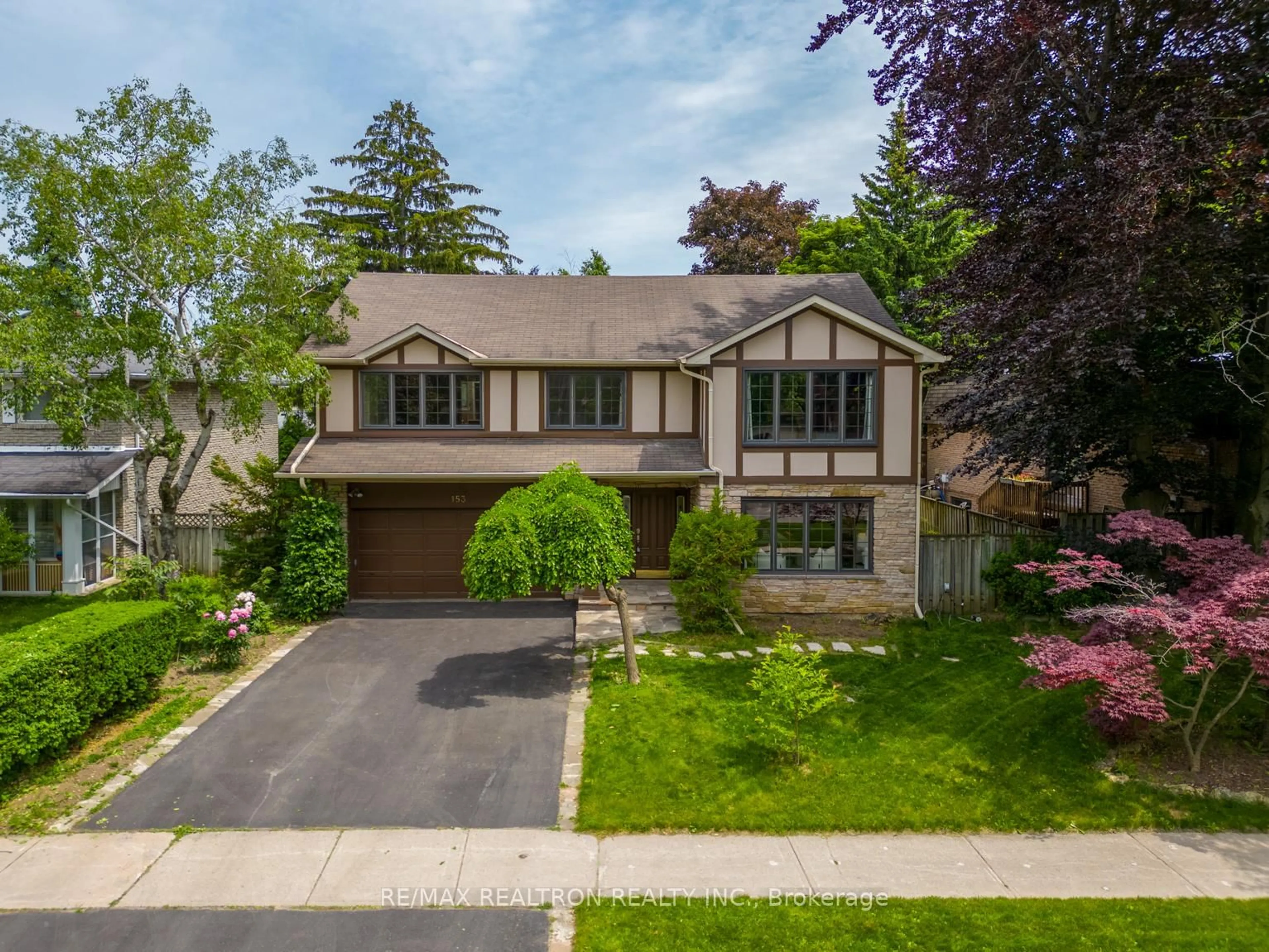 A pic from outside/outdoor area/front of a property/back of a property/a pic from drone, street for 153 Banbury Rd, Toronto Ontario M3B 2L7
