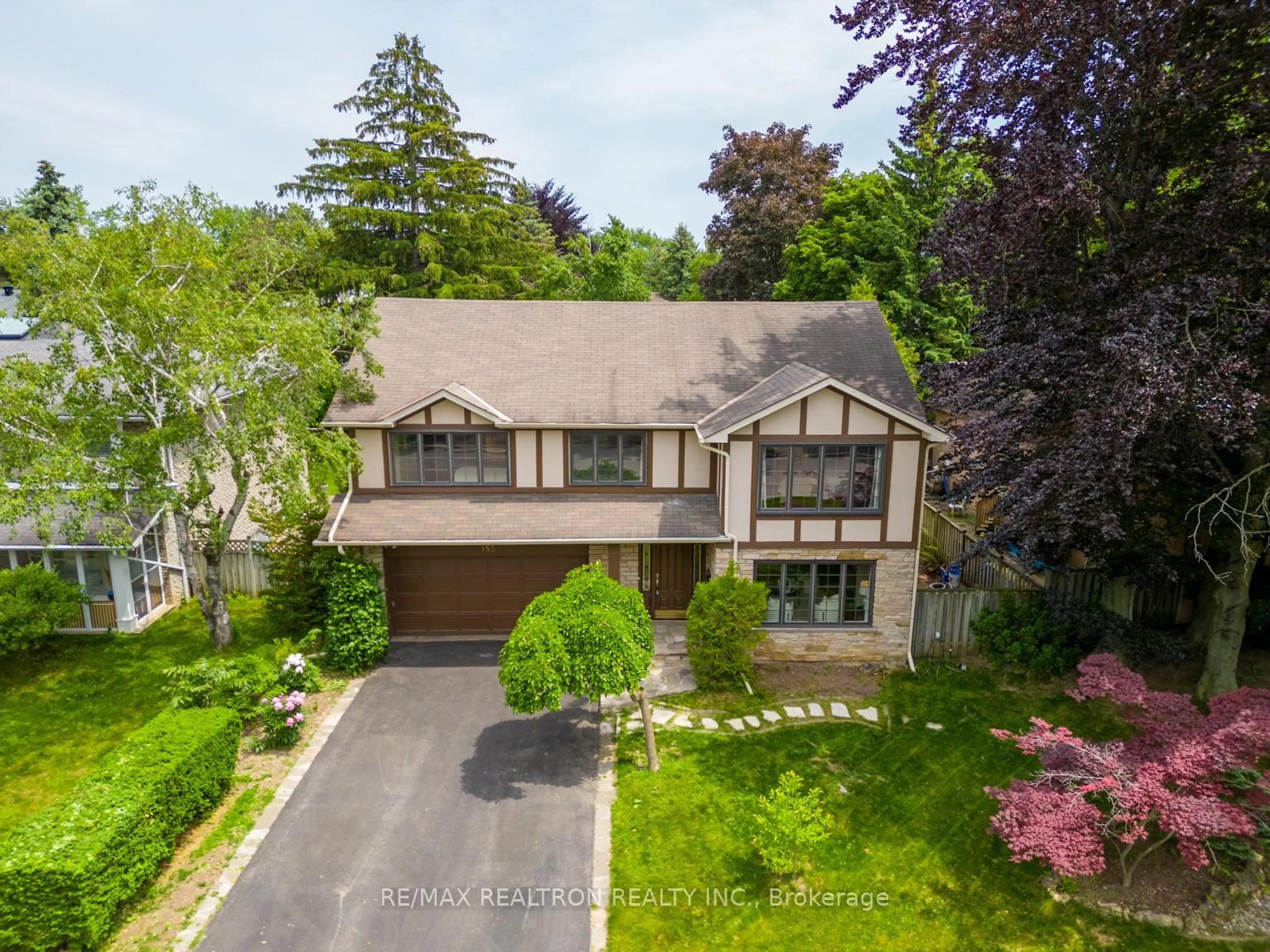 A pic from outside/outdoor area/front of a property/back of a property/a pic from drone, street for 153 Banbury Rd, Toronto Ontario M3B 2L7