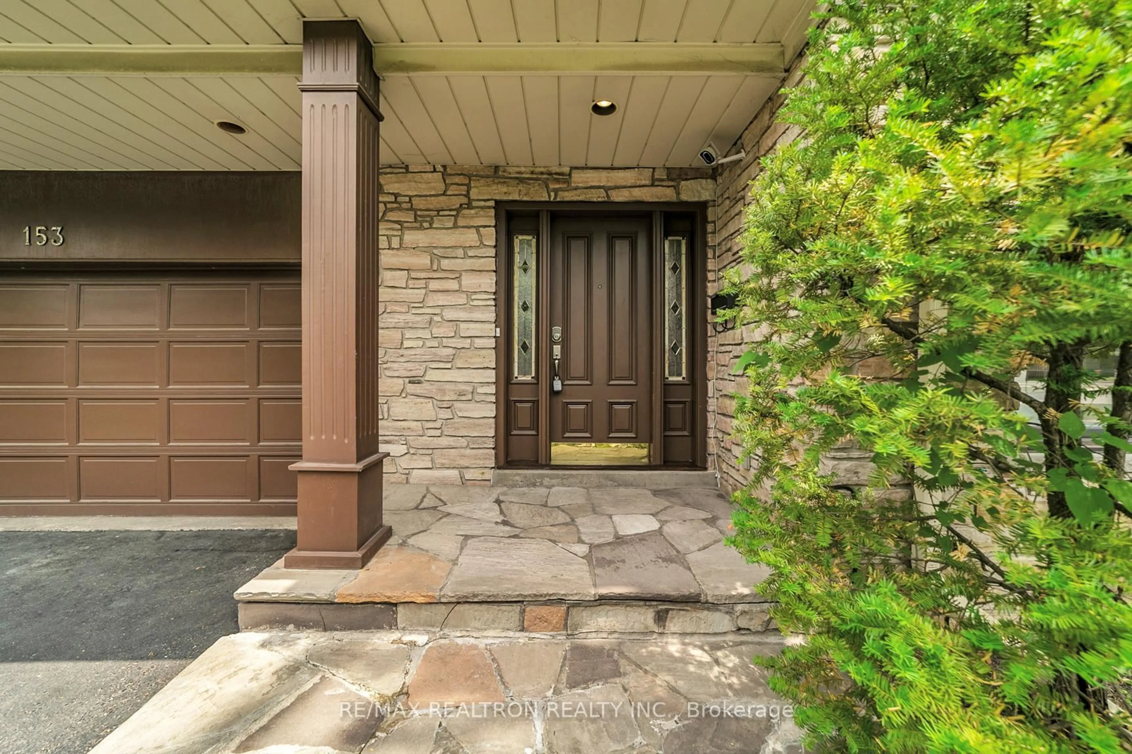 Indoor entryway for 153 Banbury Rd, Toronto Ontario M3B 2L7