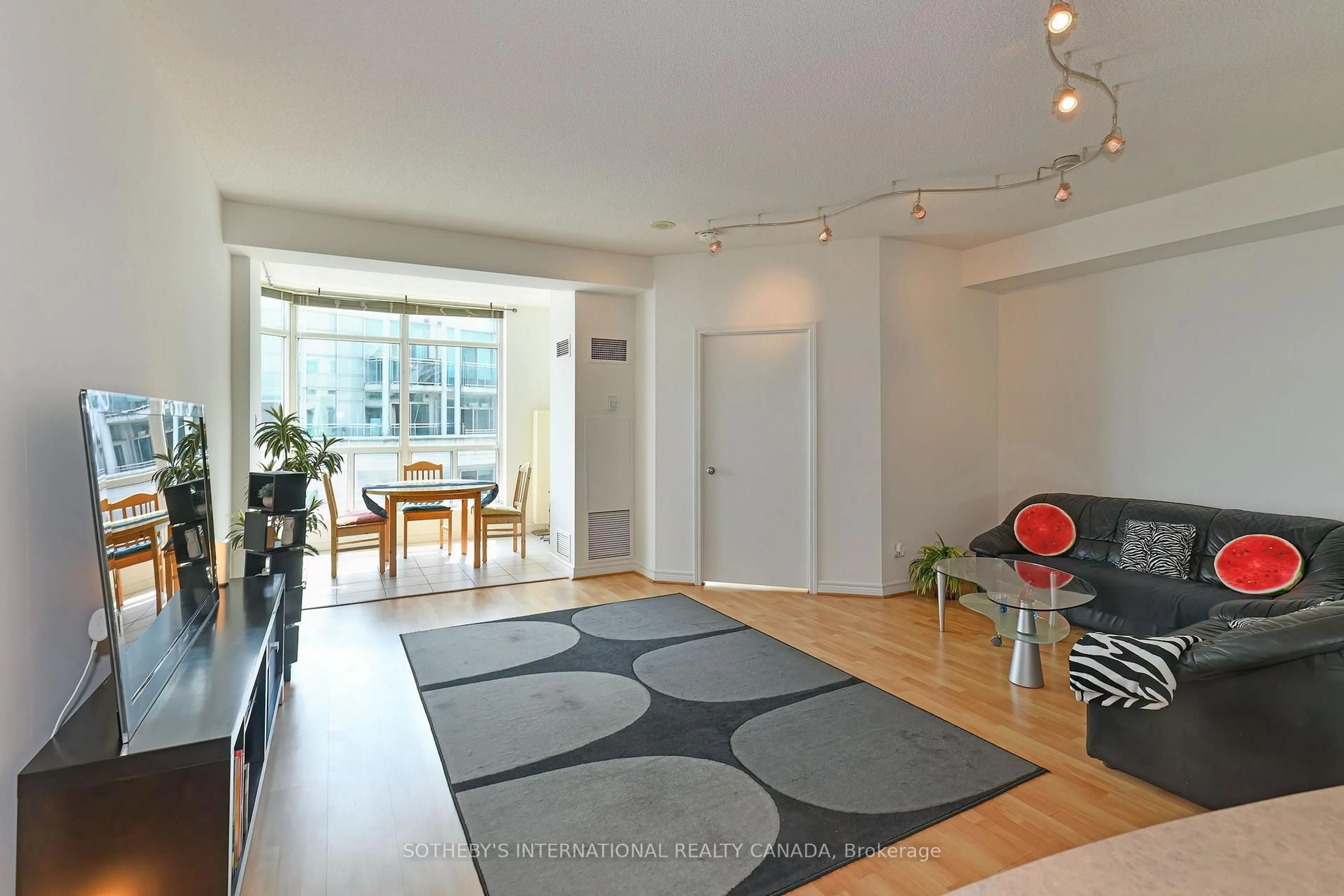Indoor entryway for 600 Queens Quay #SP10, Toronto Ontario M5V 3M3