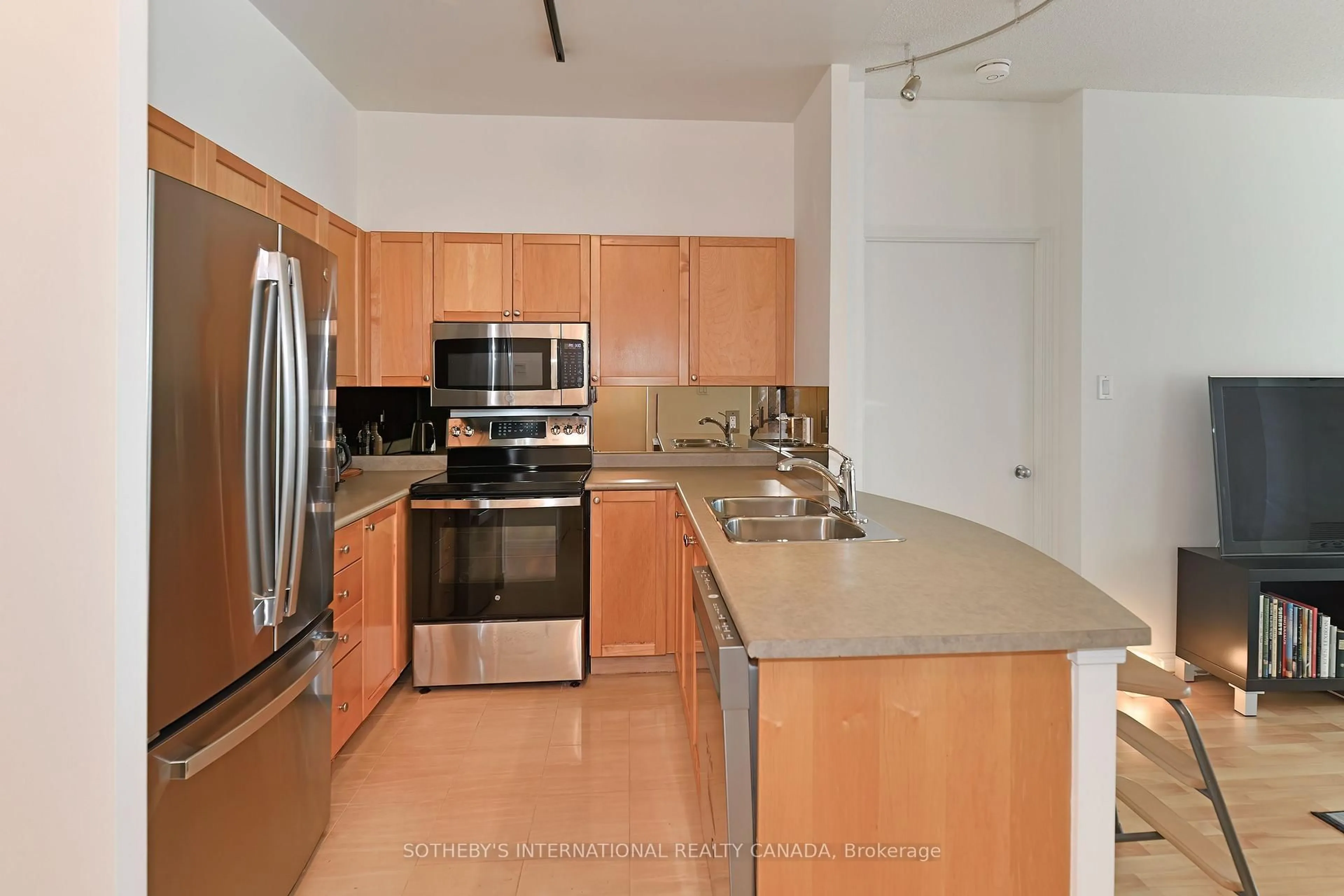 Standard kitchen, unknown for 600 Queens Quay #SP10, Toronto Ontario M5V 3M3