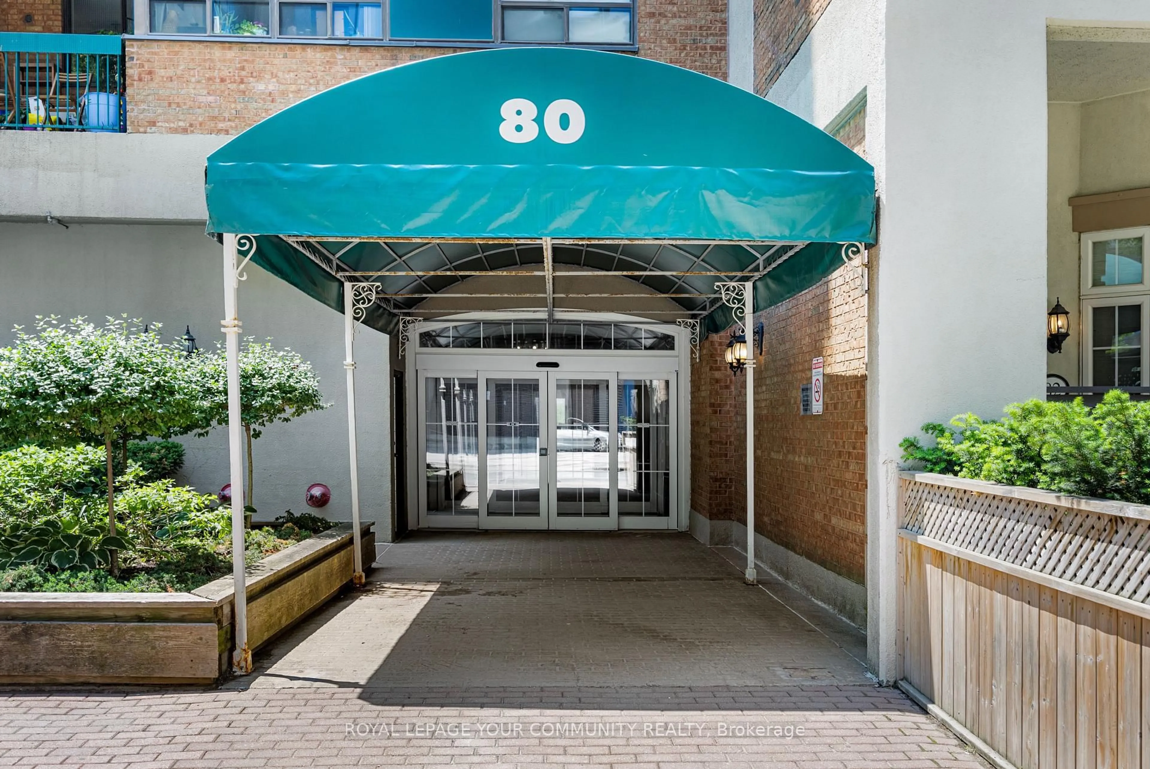 Indoor foyer for 80 St Patrick St #425, Toronto Ontario M5T 2X6