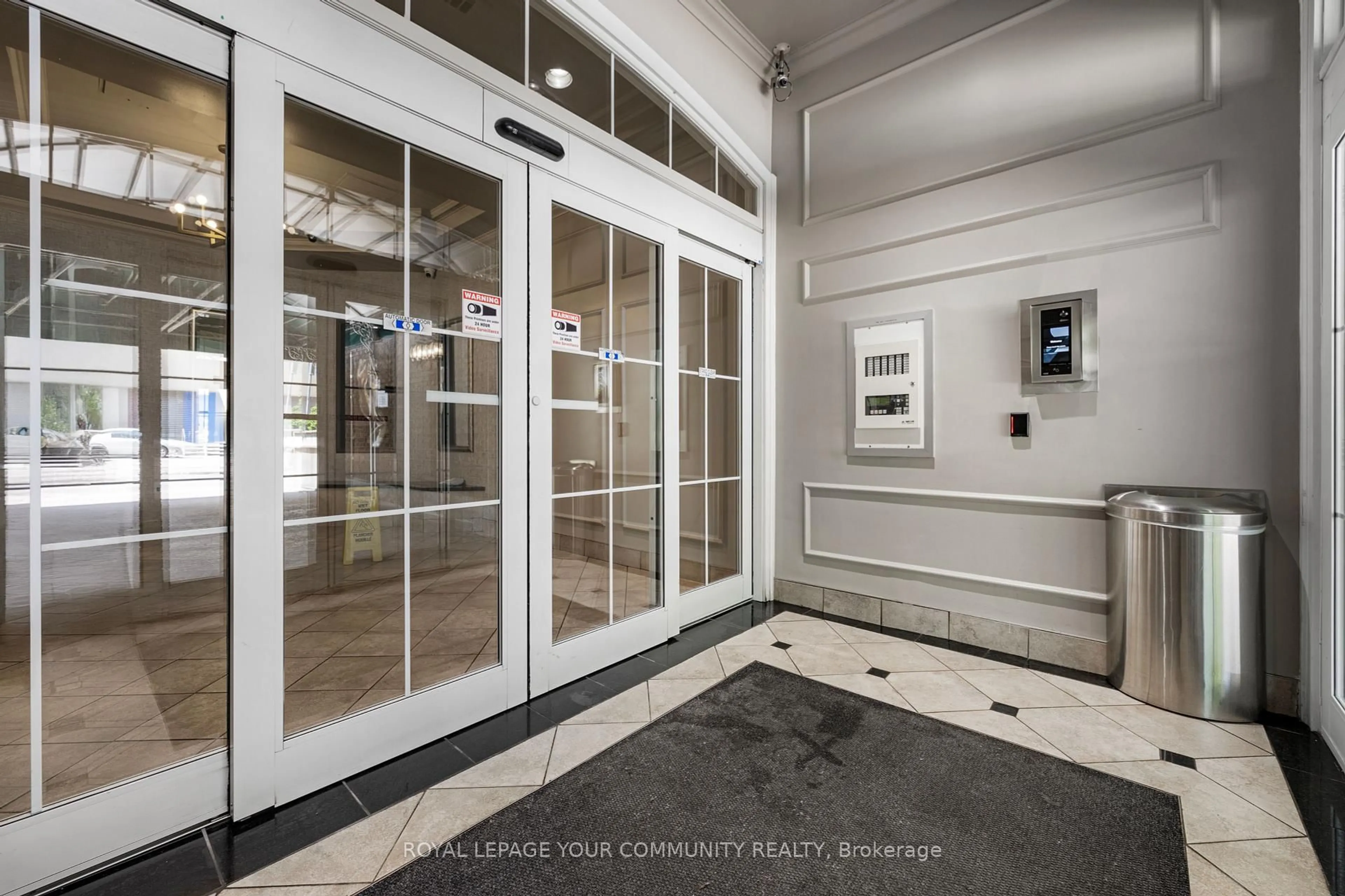 Indoor foyer for 80 St Patrick St #425, Toronto Ontario M5T 2X6