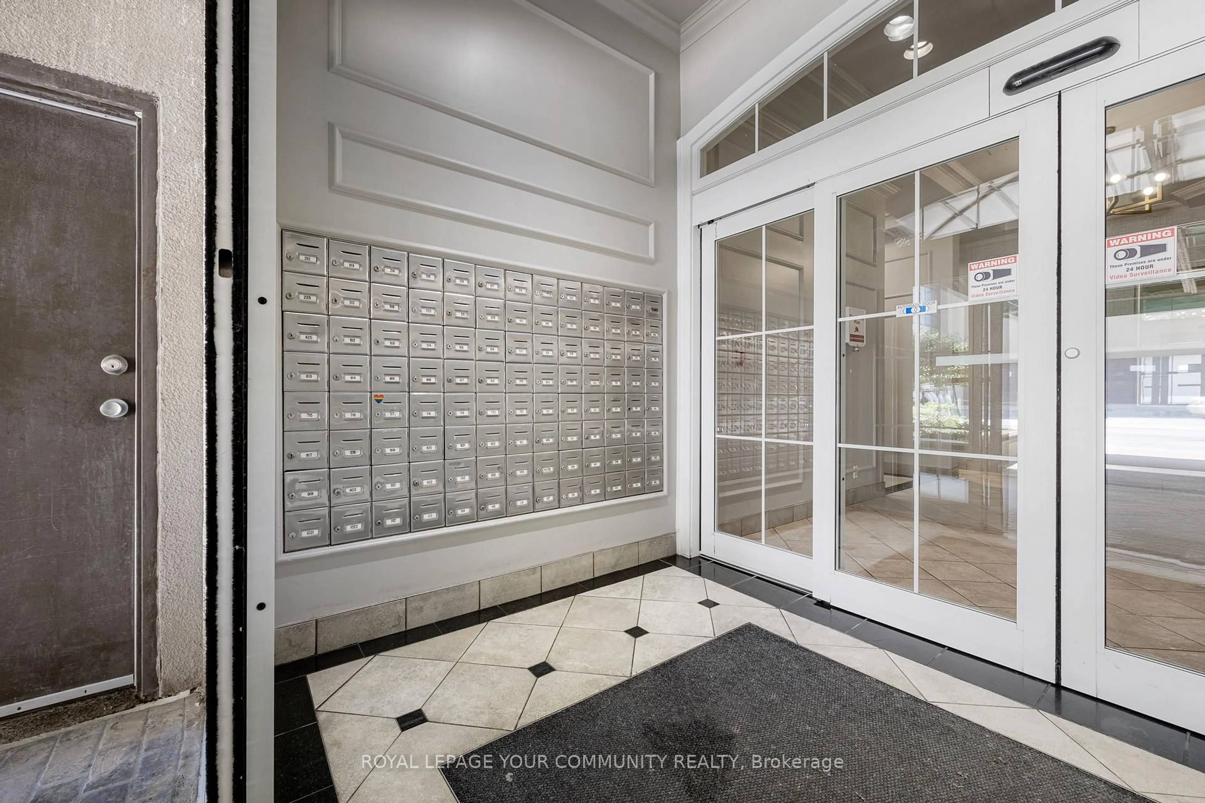 Indoor foyer for 80 St Patrick St #425, Toronto Ontario M5T 2X6