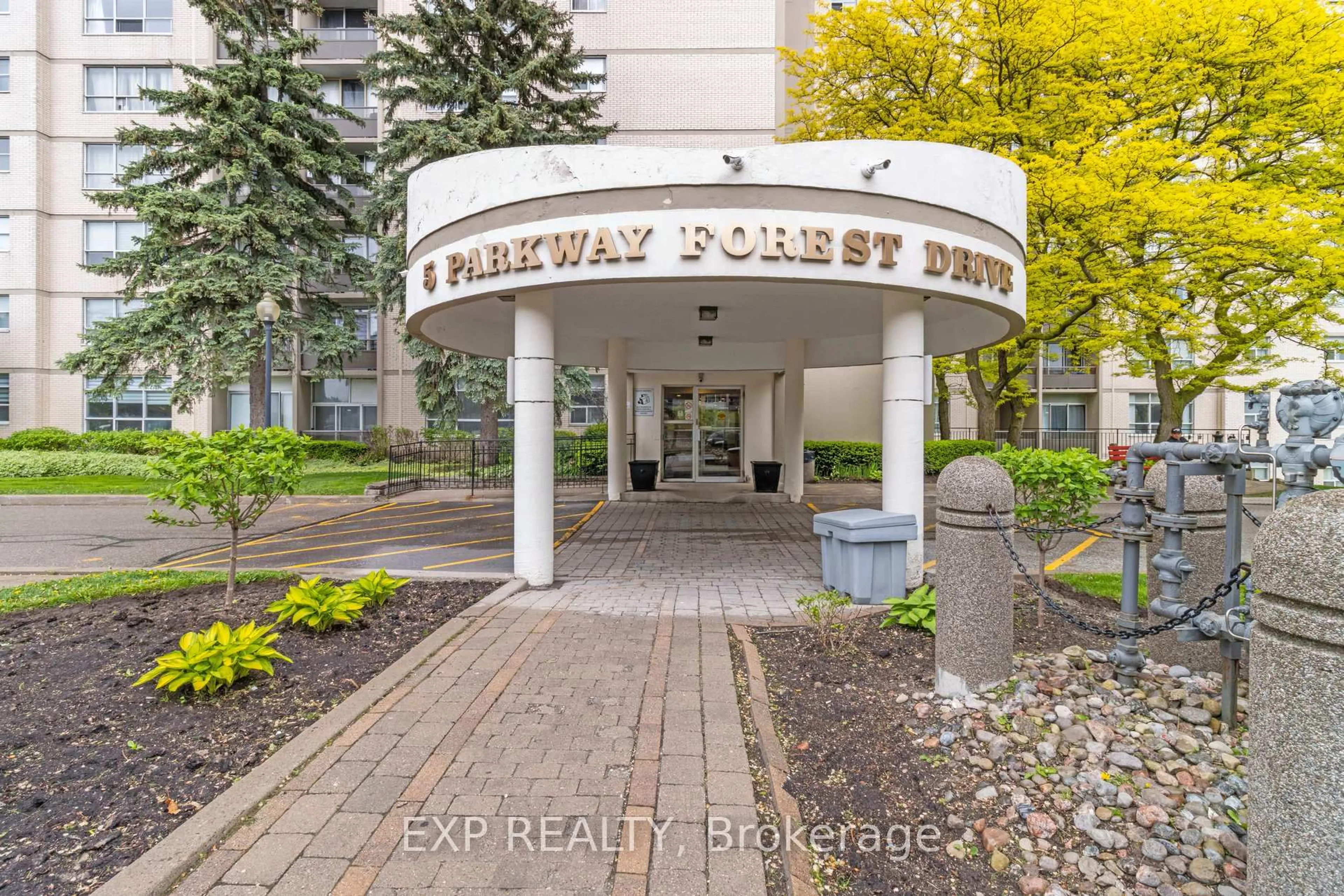 Indoor entryway for 5 Parkway Forest Dr #1101, Toronto Ontario M2J 1L2
