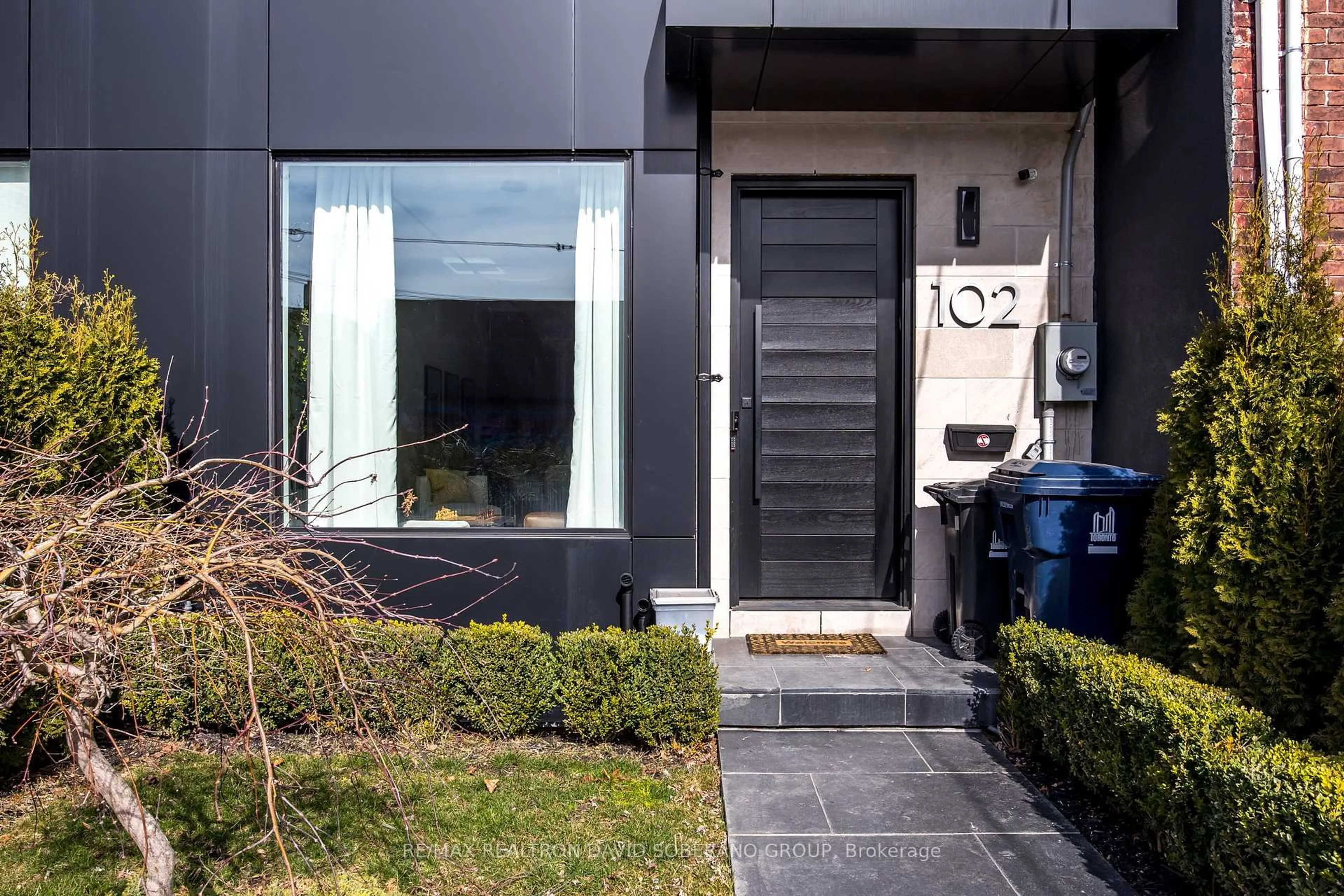 Unknown for 102 Ulster St, Toronto Ontario M5S 1G1
