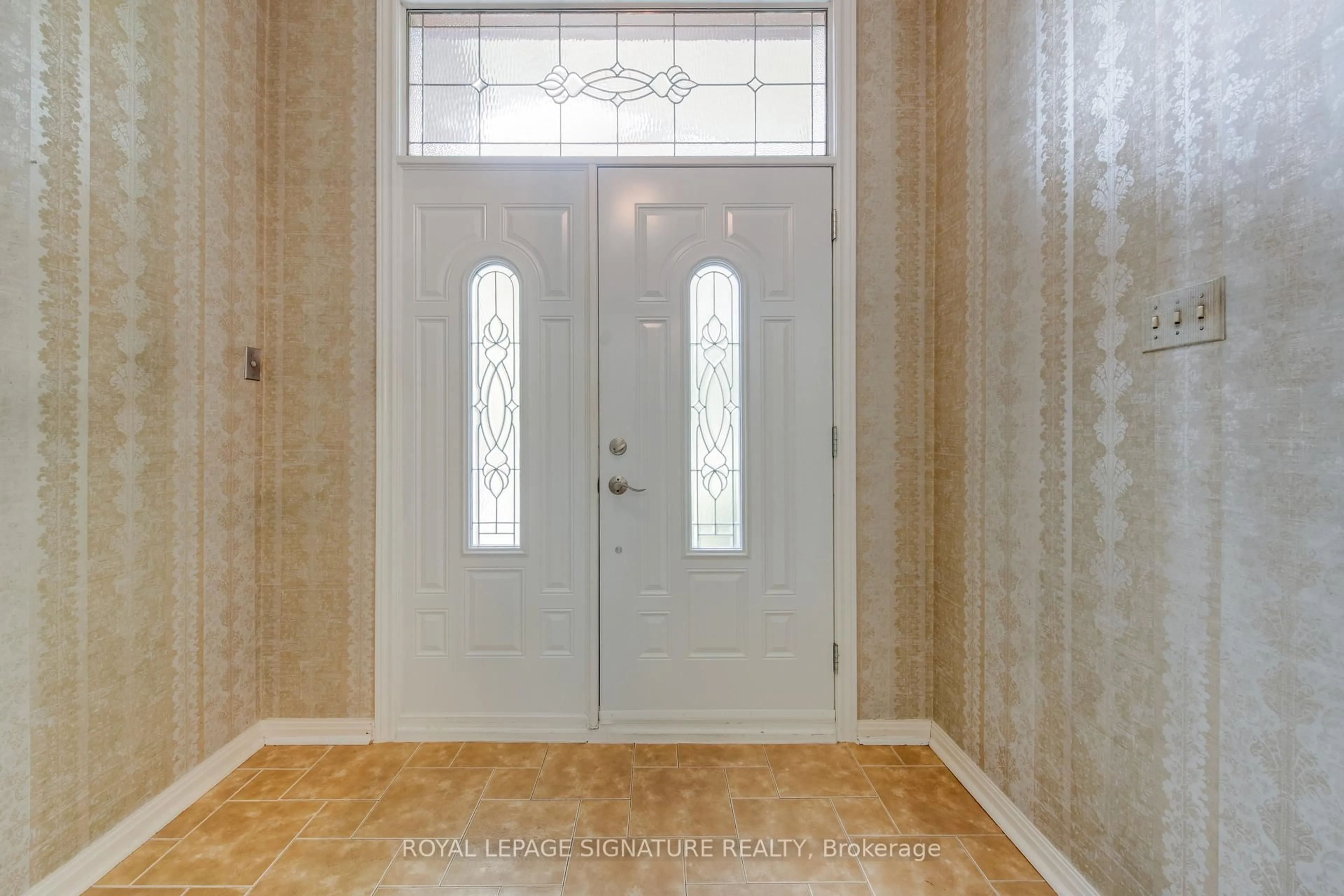 Indoor entryway for 3 Rockland Dr, Toronto Ontario M2M 2Y8
