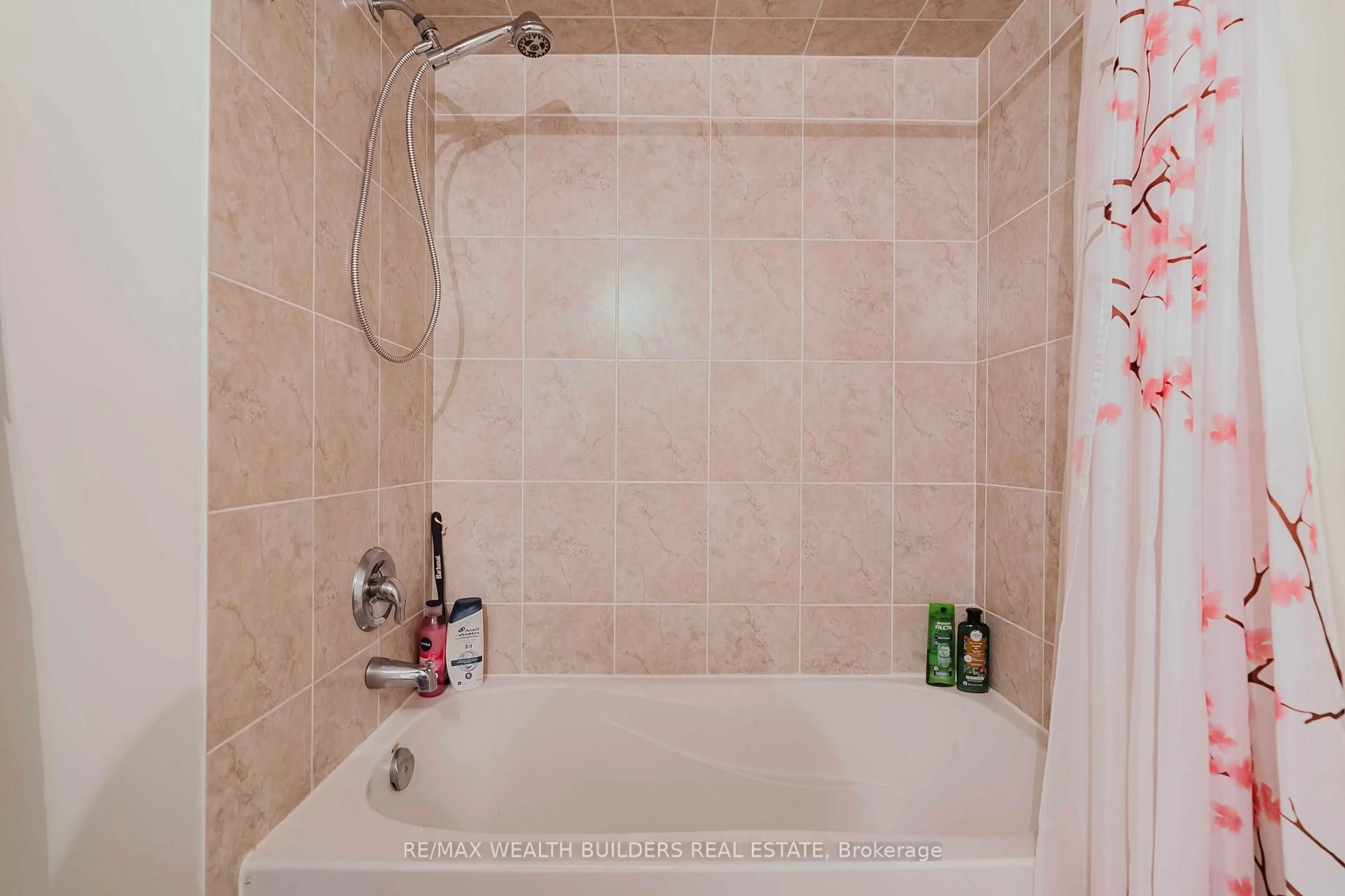Standard bathroom, ceramic/tile floor for 46A Mallingham Crt, Toronto Ontario M2N 0C7