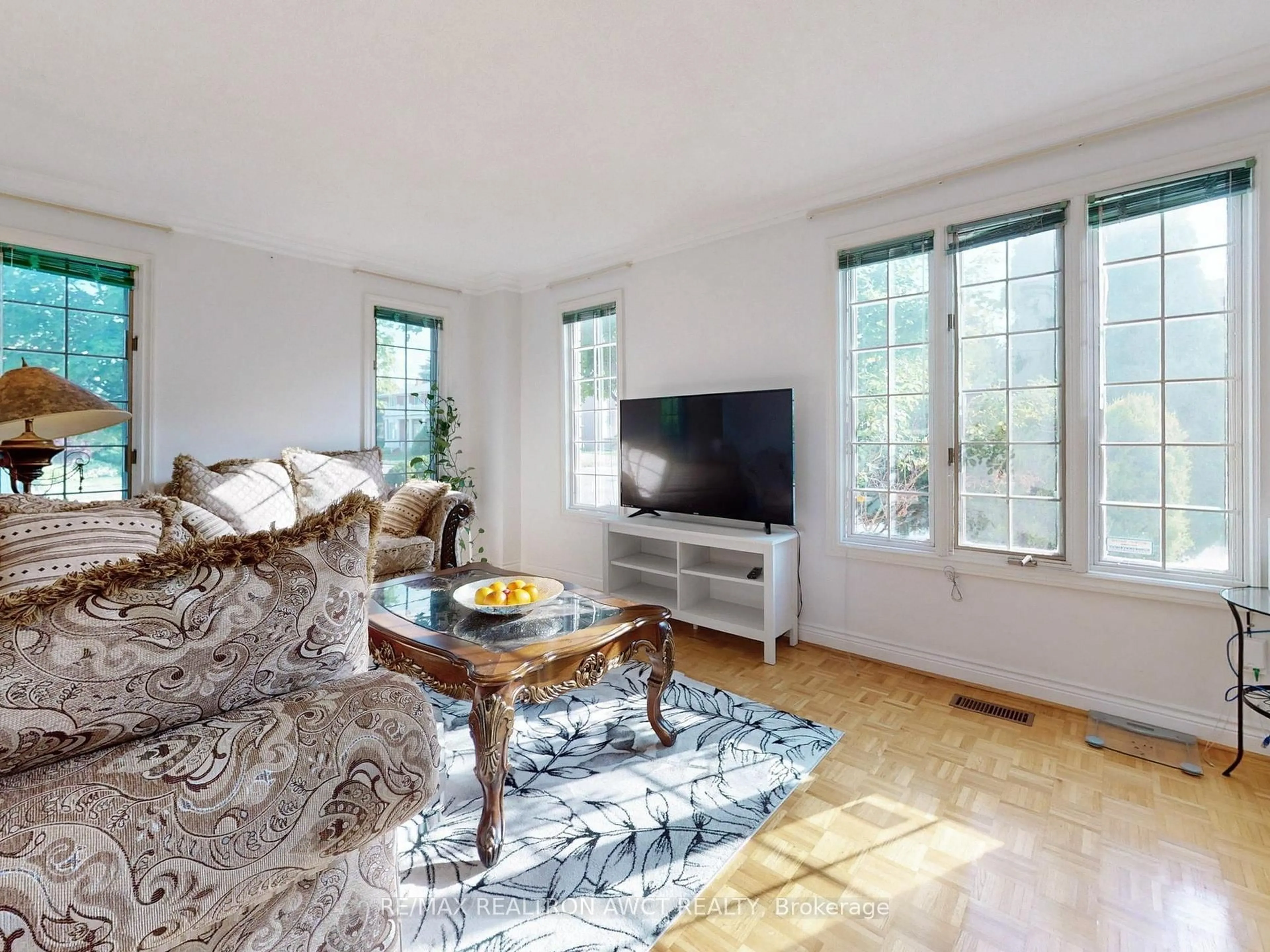 Living room with furniture, unknown for 325 Wilfred Ave, Toronto Ontario M2N 6H4