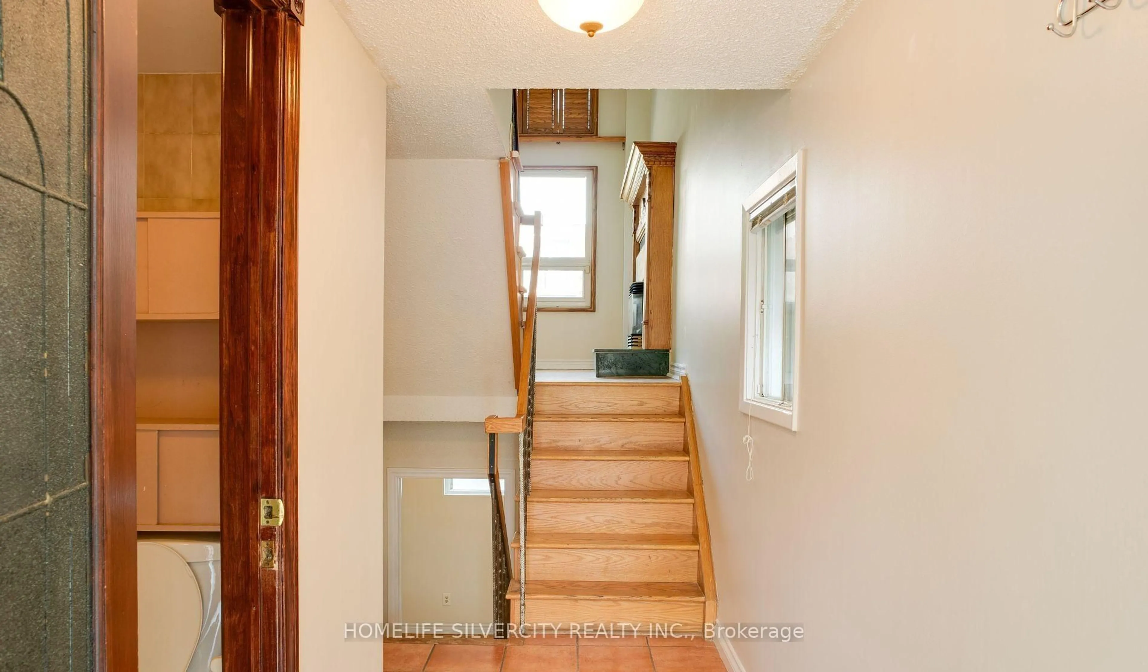 Indoor entryway for 54 Carnival Crt, Toronto Ontario M2R 3T8