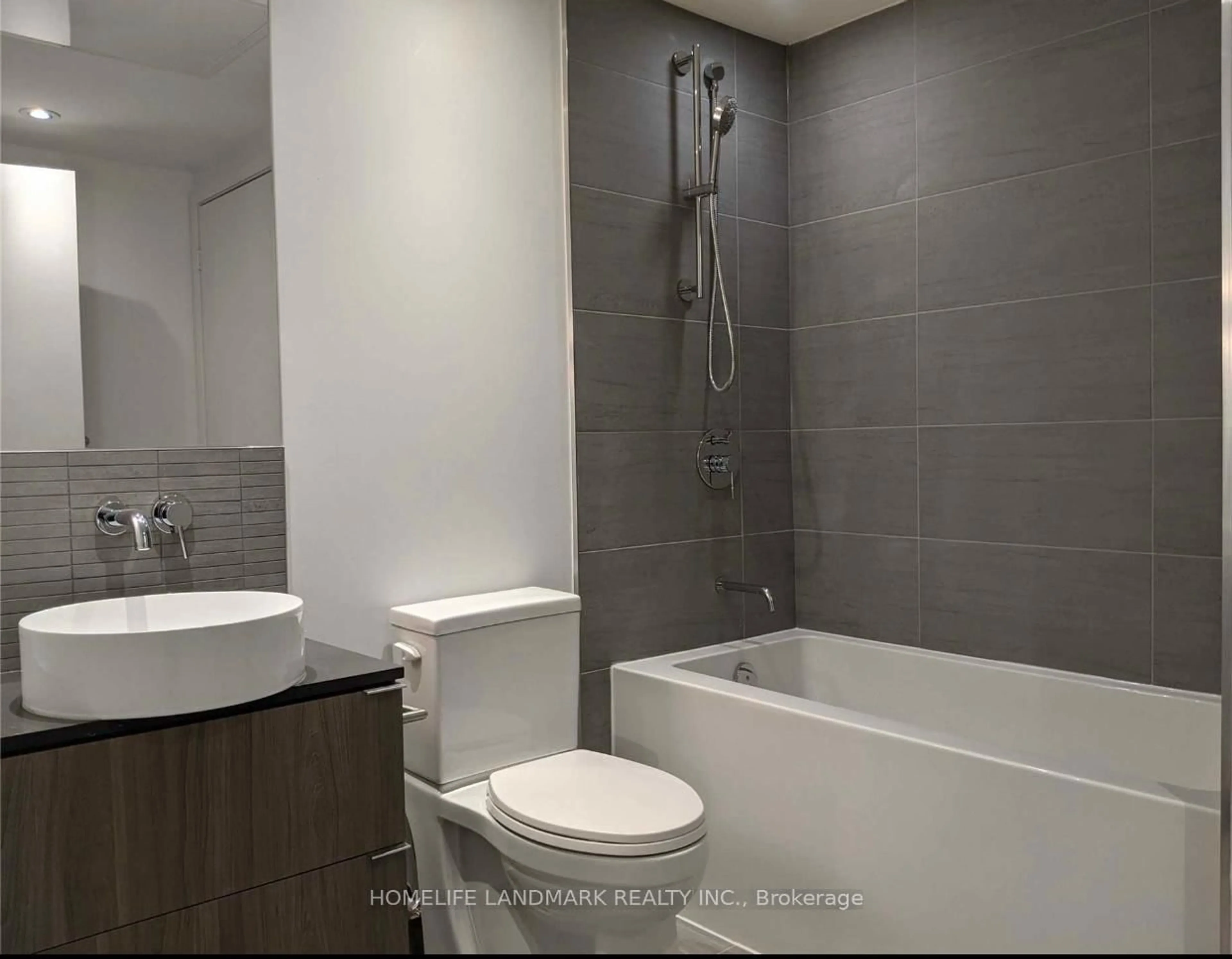 Standard bathroom, ceramic/tile floor for 161 Roehampton Ave #3906, Toronto Ontario M4P 0C8