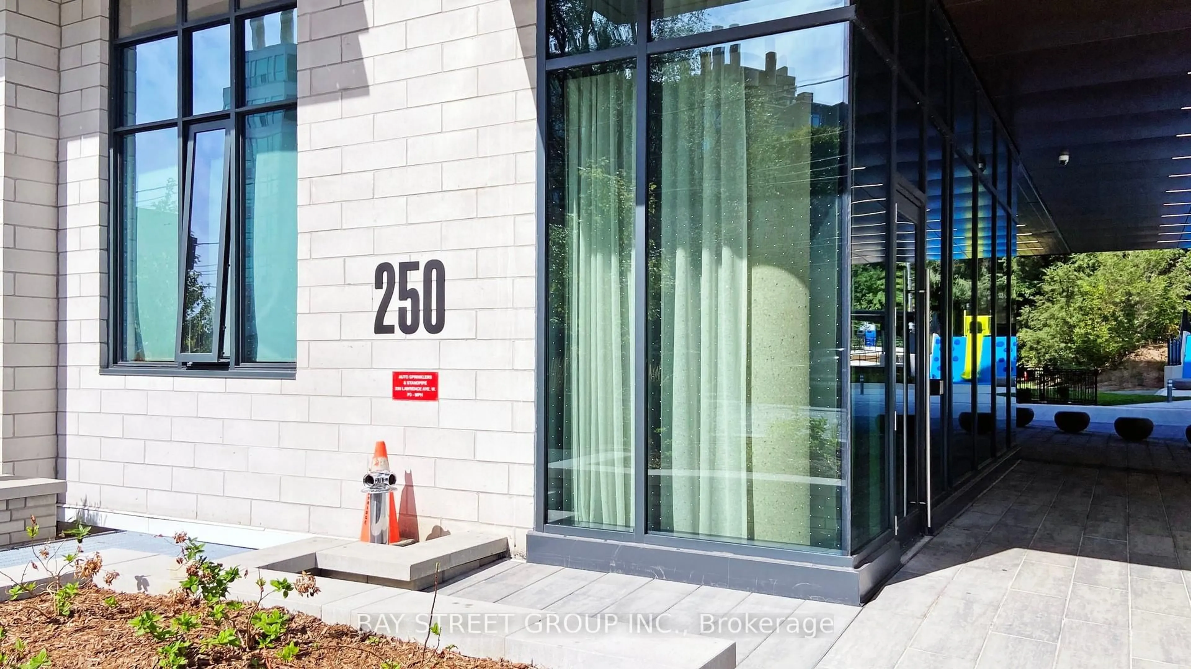 Indoor foyer for 250 Lawrence Ave #320, Toronto Ontario M5M 1B2