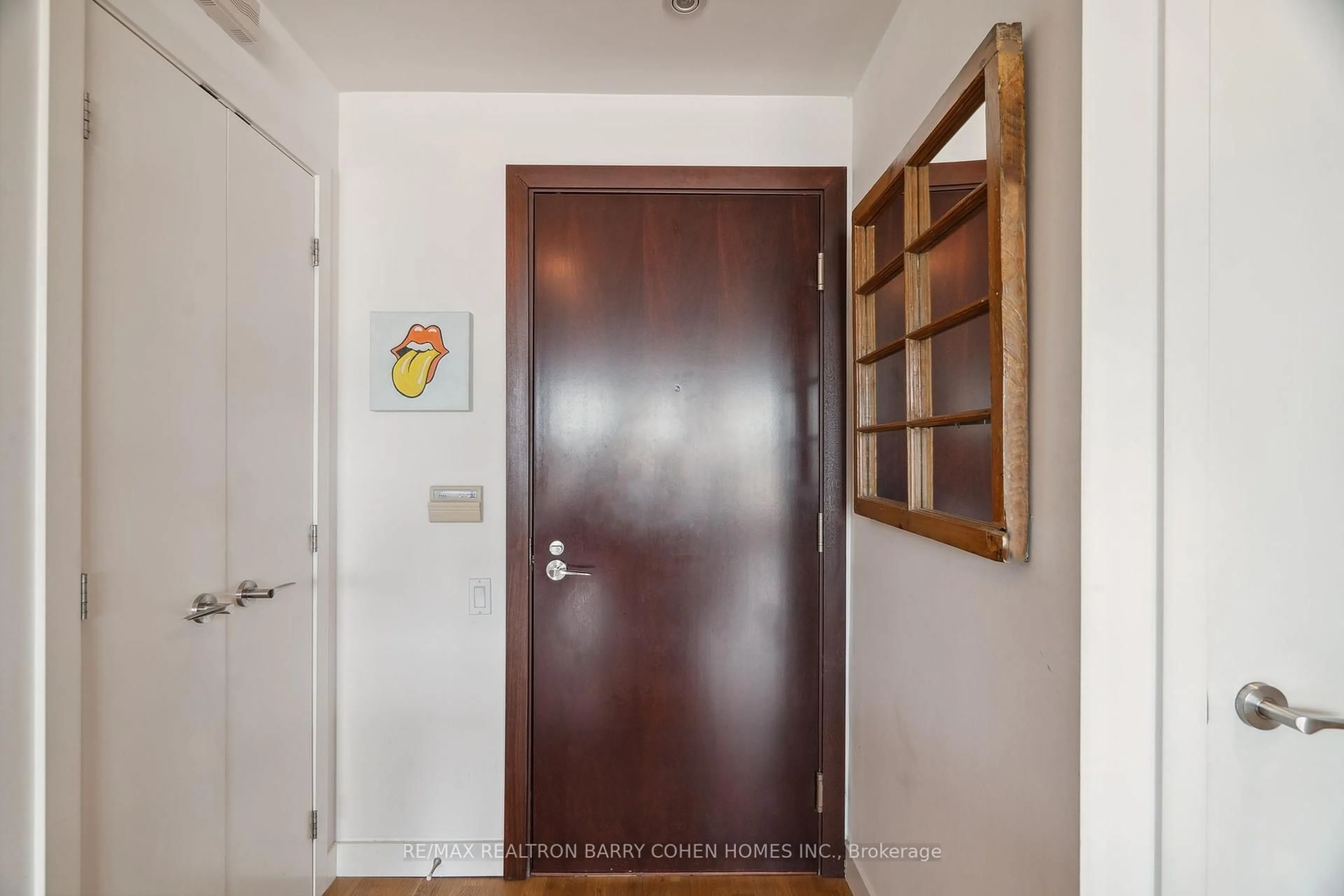 Indoor entryway for 75 Portland St #911, Toronto Ontario M5V 2M9