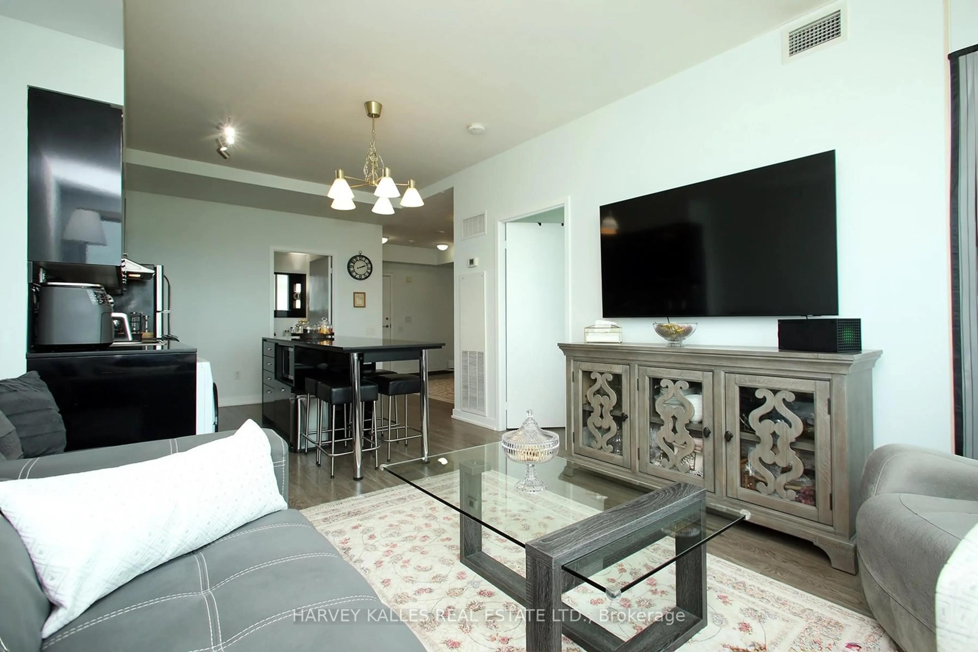 Living room with furniture, unknown for 15 Singer Crt #Ph06, Toronto Ontario M2K 0B1