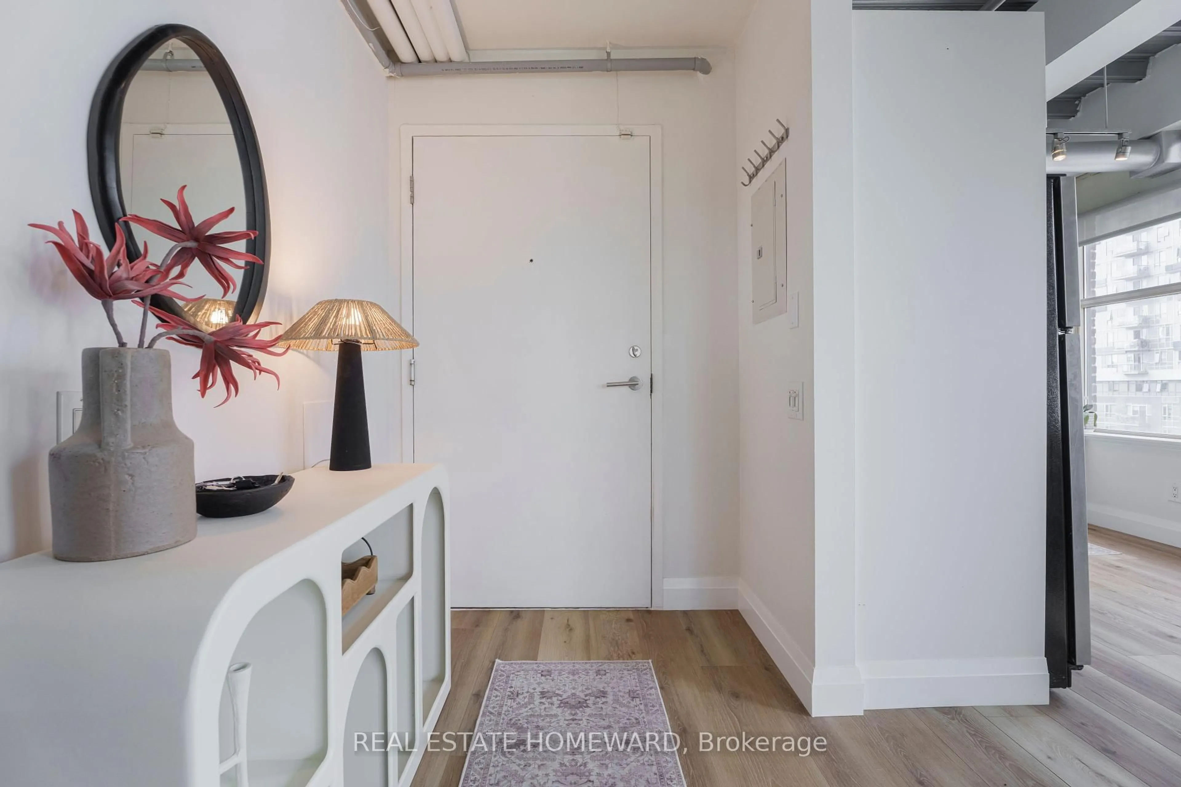 Indoor entryway for 736 Dundas St #607, Toronto Ontario M5A 2C5