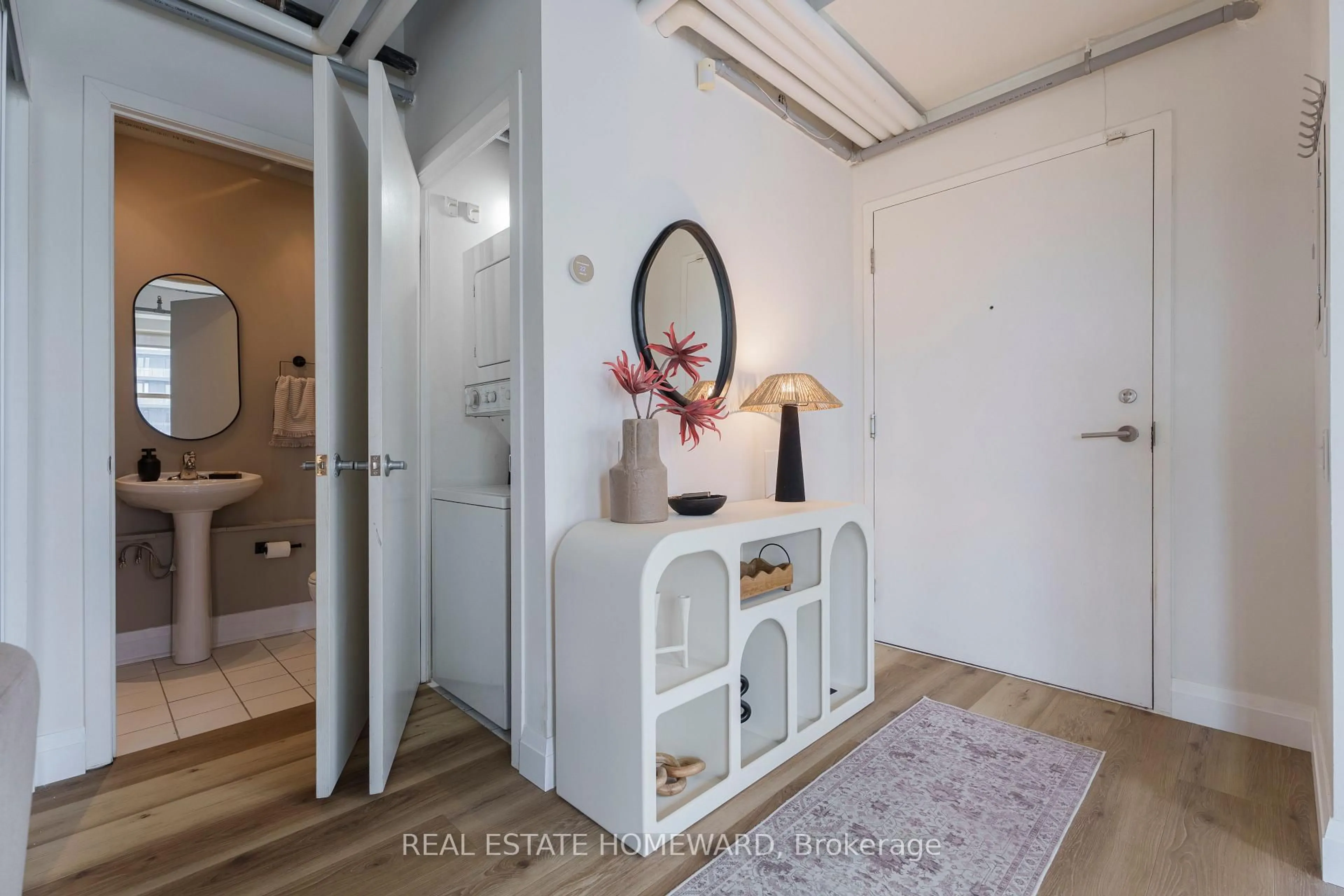Indoor entryway for 736 Dundas St #607, Toronto Ontario M5A 2C5
