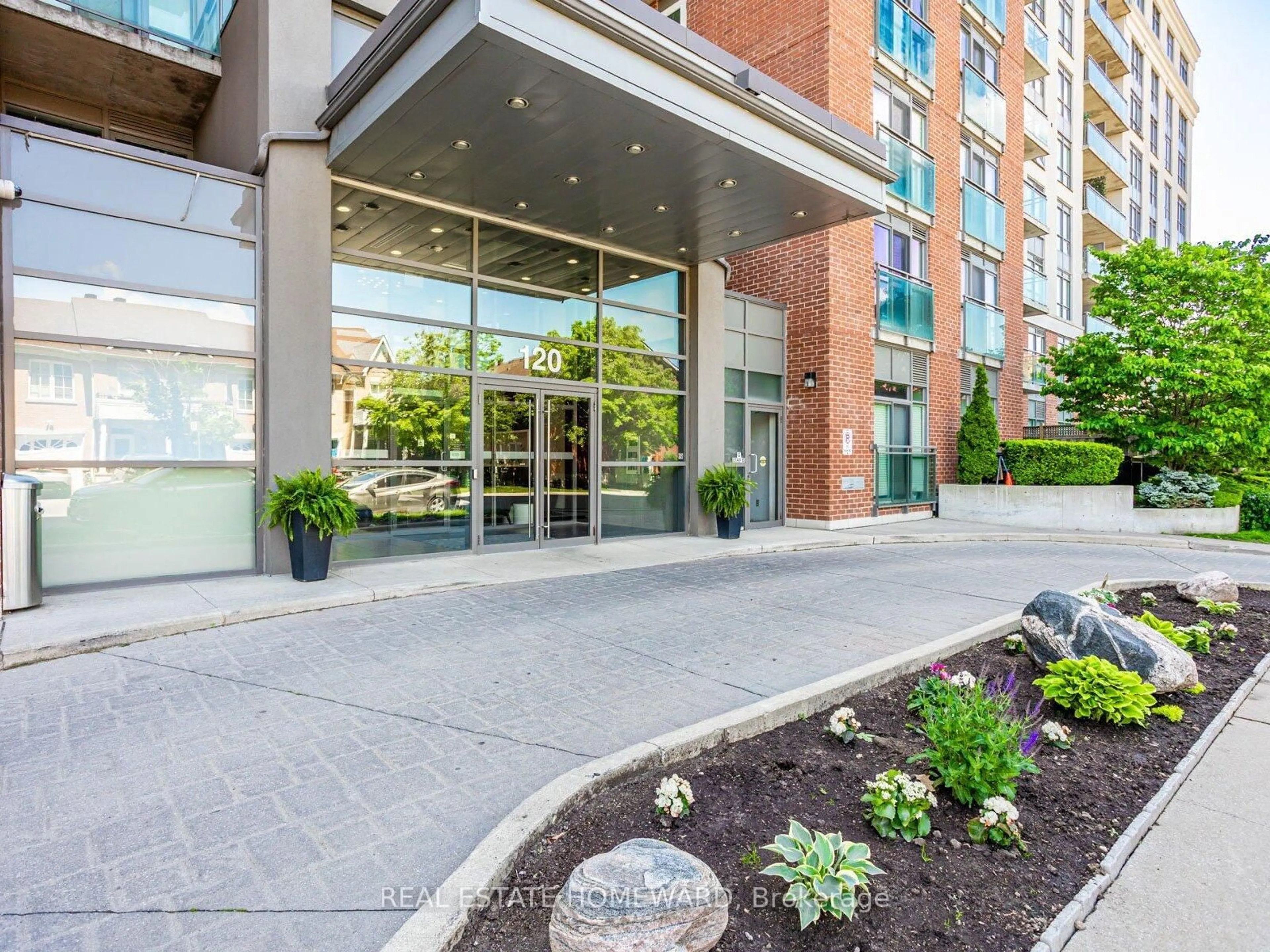 Indoor foyer for 120 Dallimore Circ #814, Toronto Ontario M3C 4J1