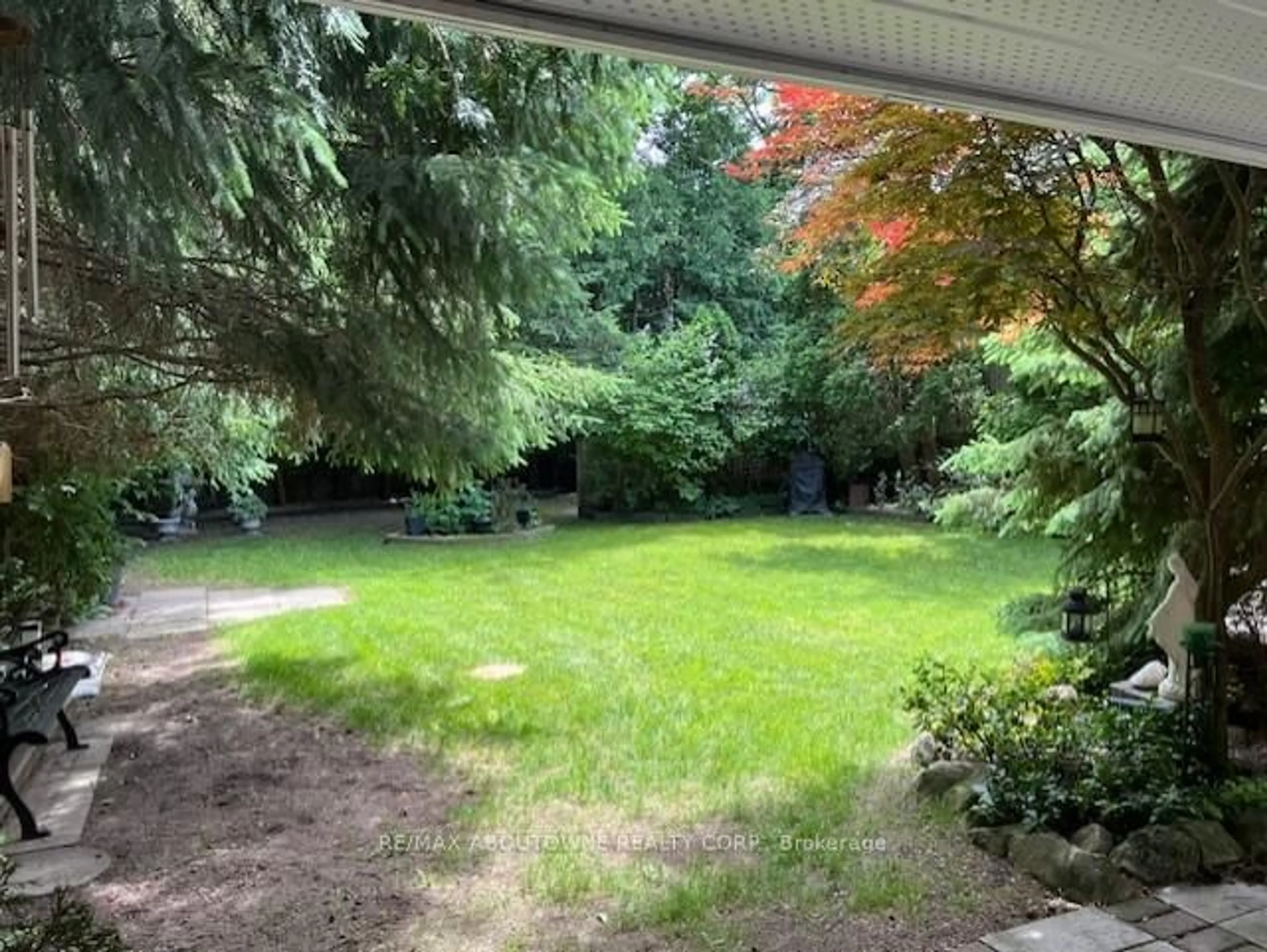 A pic from outside/outdoor area/front of a property/back of a property/a pic from drone, forest/trees view for 17 Maureen Dr, Toronto Ontario M2K 1J7
