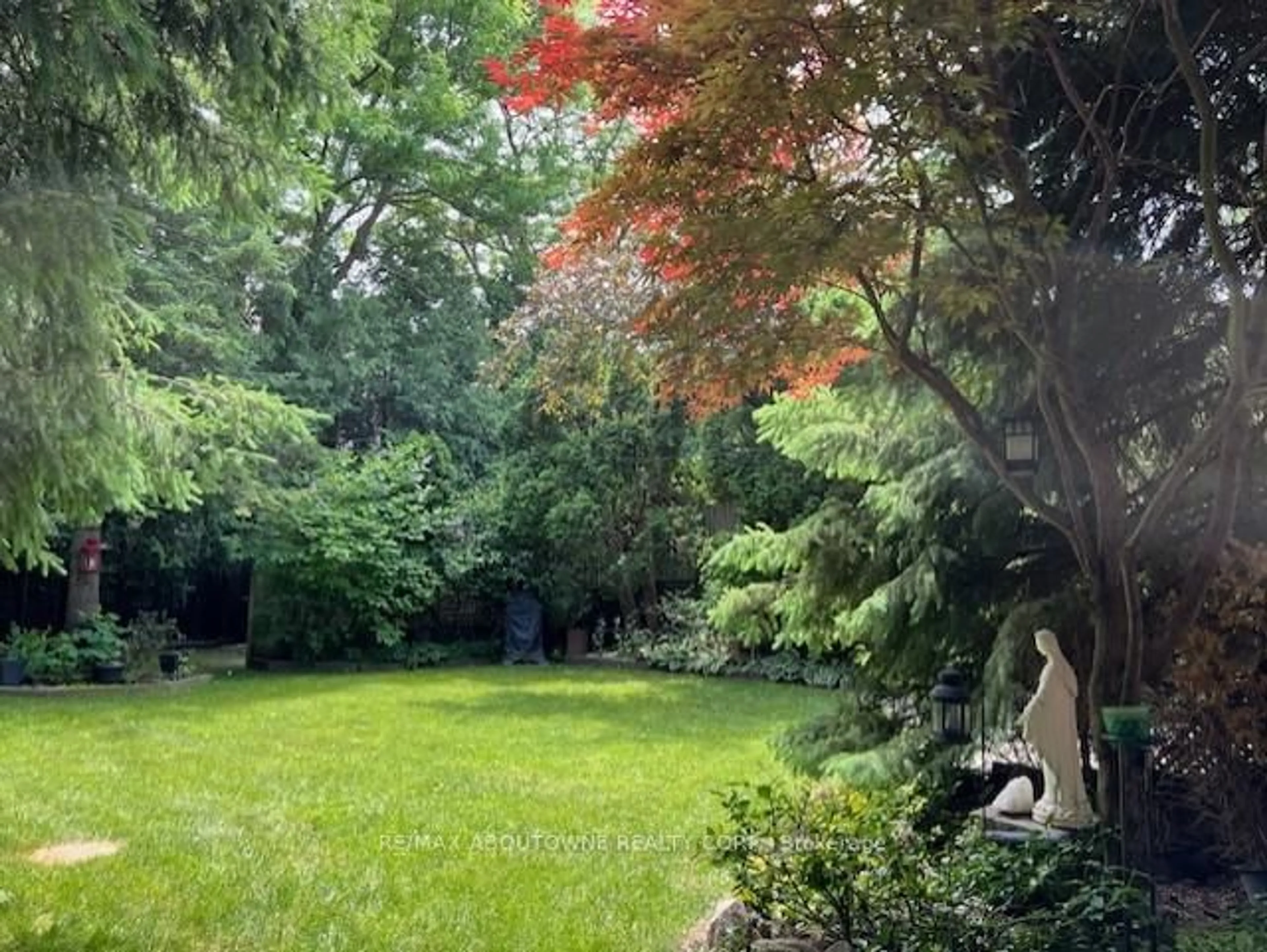 A pic from outside/outdoor area/front of a property/back of a property/a pic from drone, forest/trees view for 17 Maureen Dr, Toronto Ontario M2K 1J7