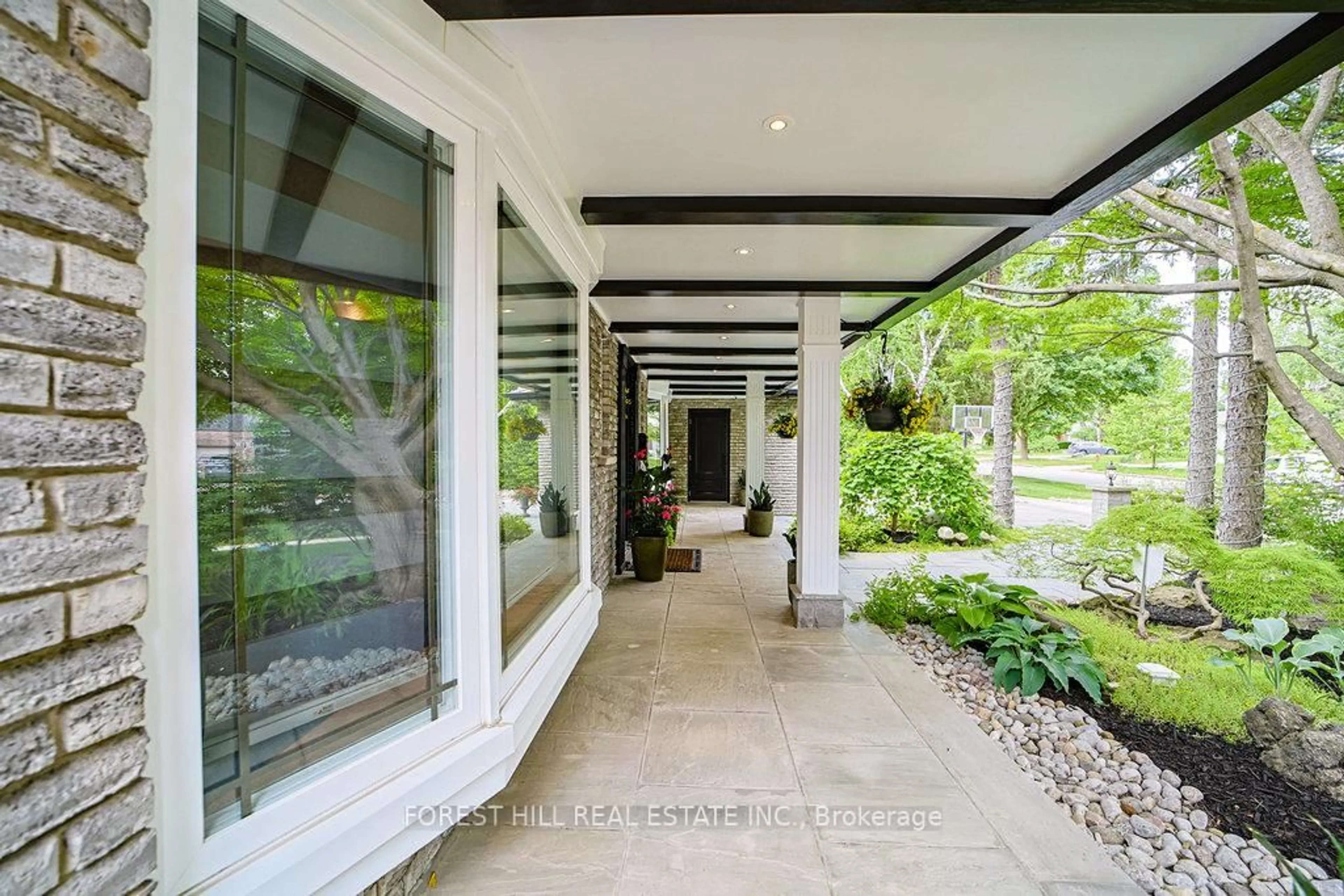 Indoor foyer for 160 Banbury Rd, Toronto Ontario M3B 2L8