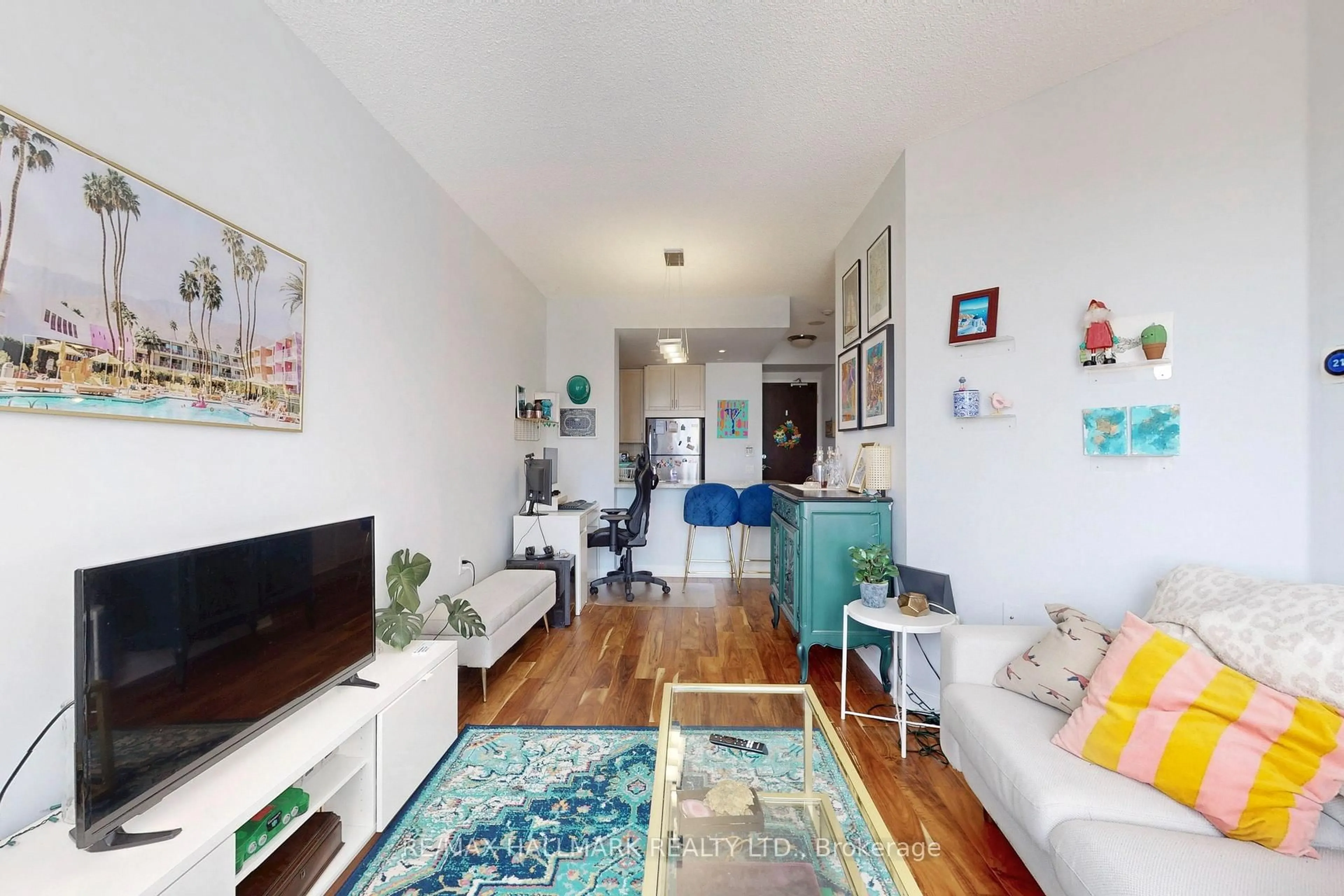 Living room with furniture, unknown for 85 Bloor St #1403, Toronto Ontario M4W 3Y1