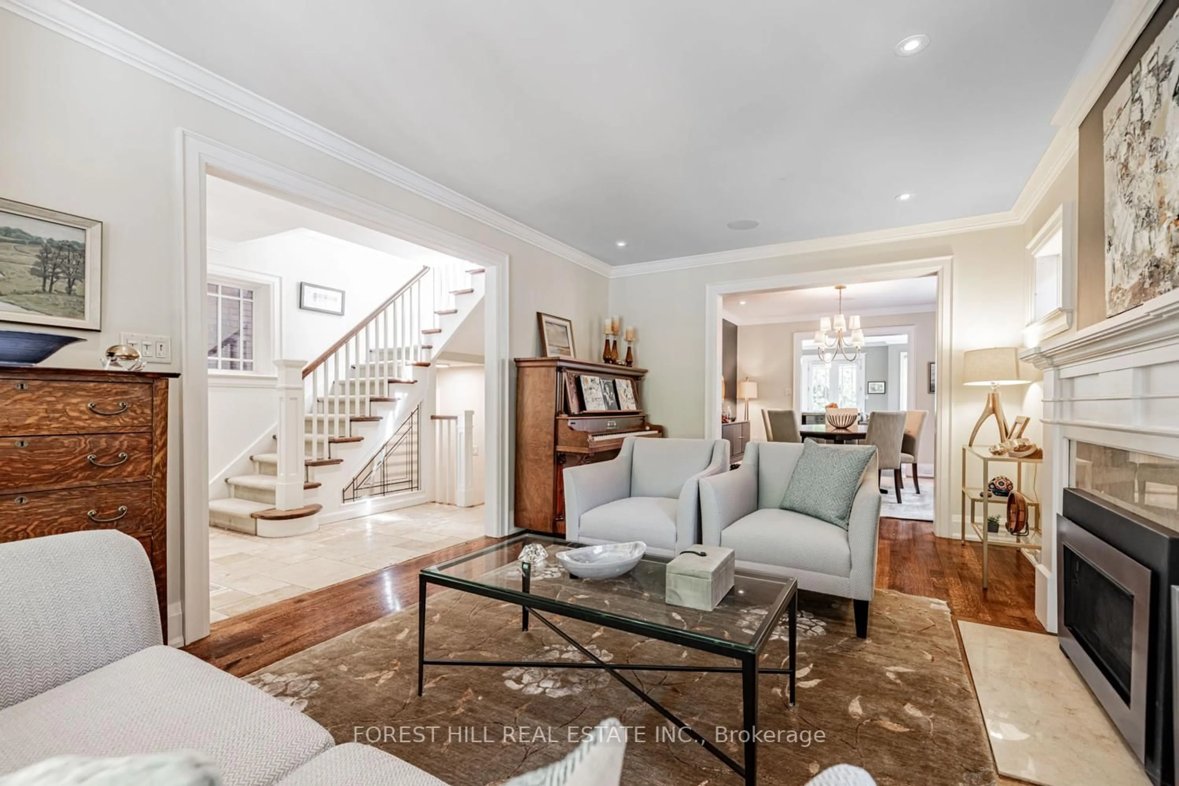 Living room with furniture, unknown for 35 Sheldrake Blvd, Toronto Ontario M4P 2B1