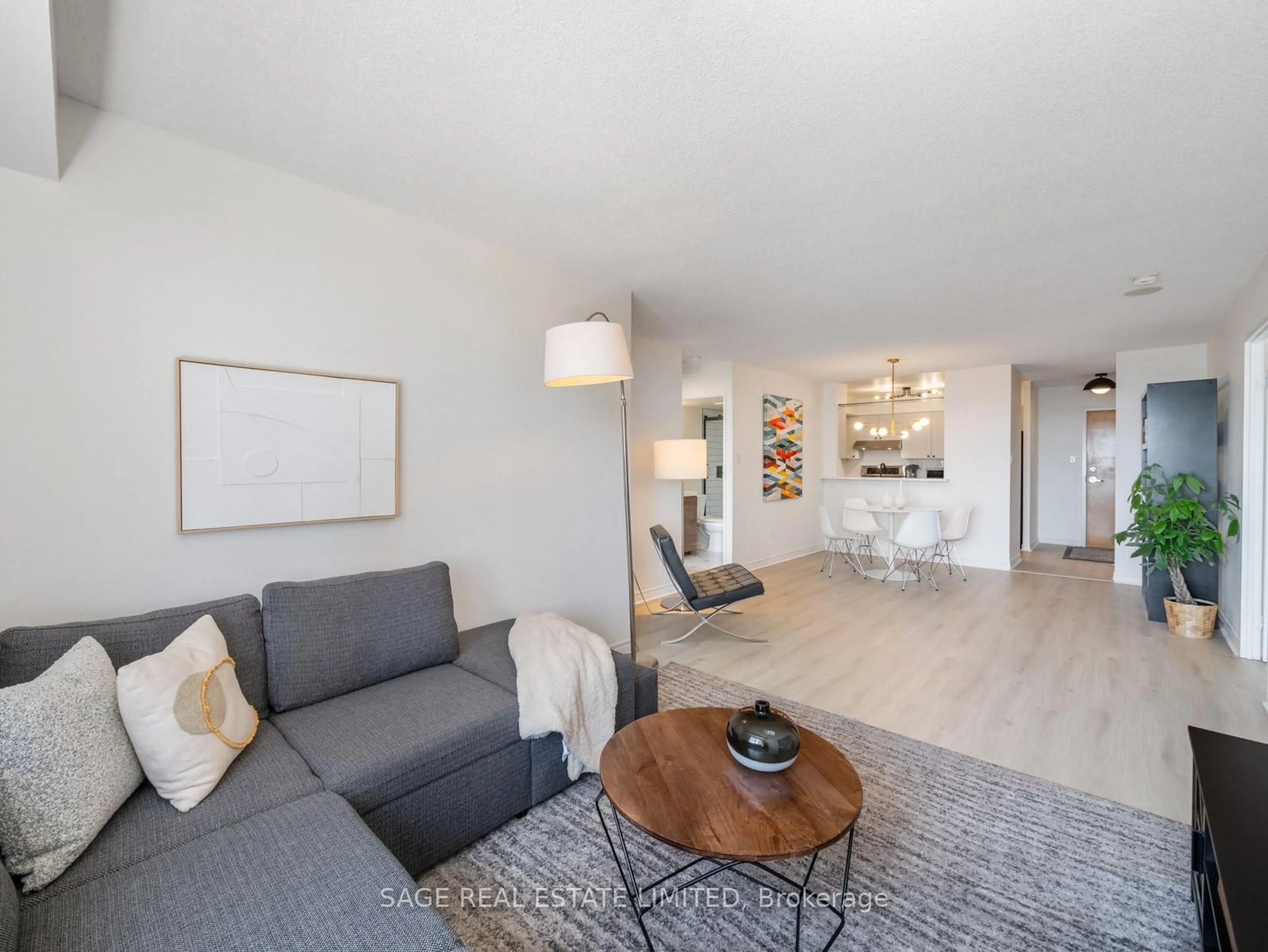Living room with furniture, wood/laminate floor for 70 Mill St #909, Toronto Ontario M5A 4R1