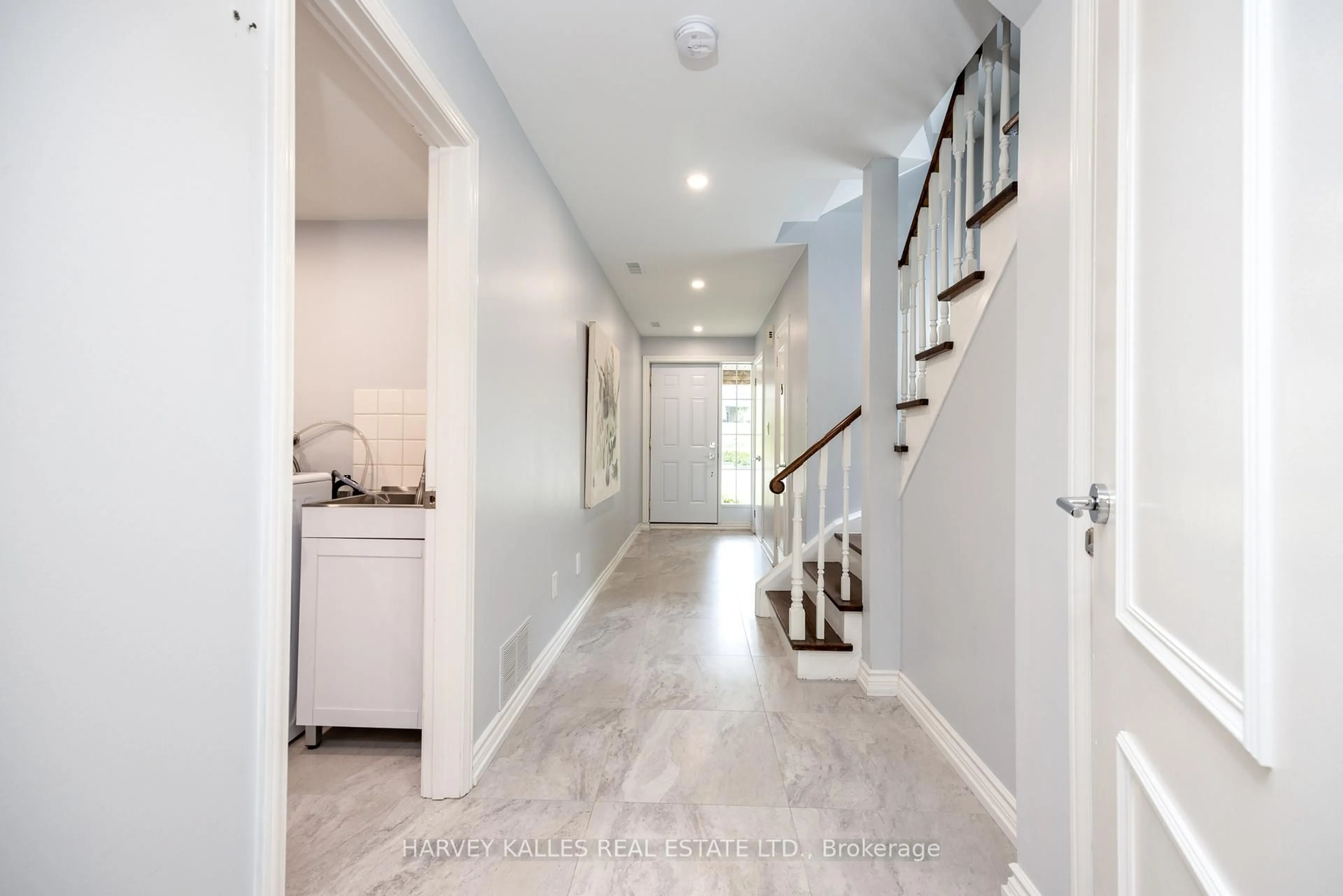 Indoor entryway for 14 Brynhurst Crt, Toronto Ontario M4P 2K1