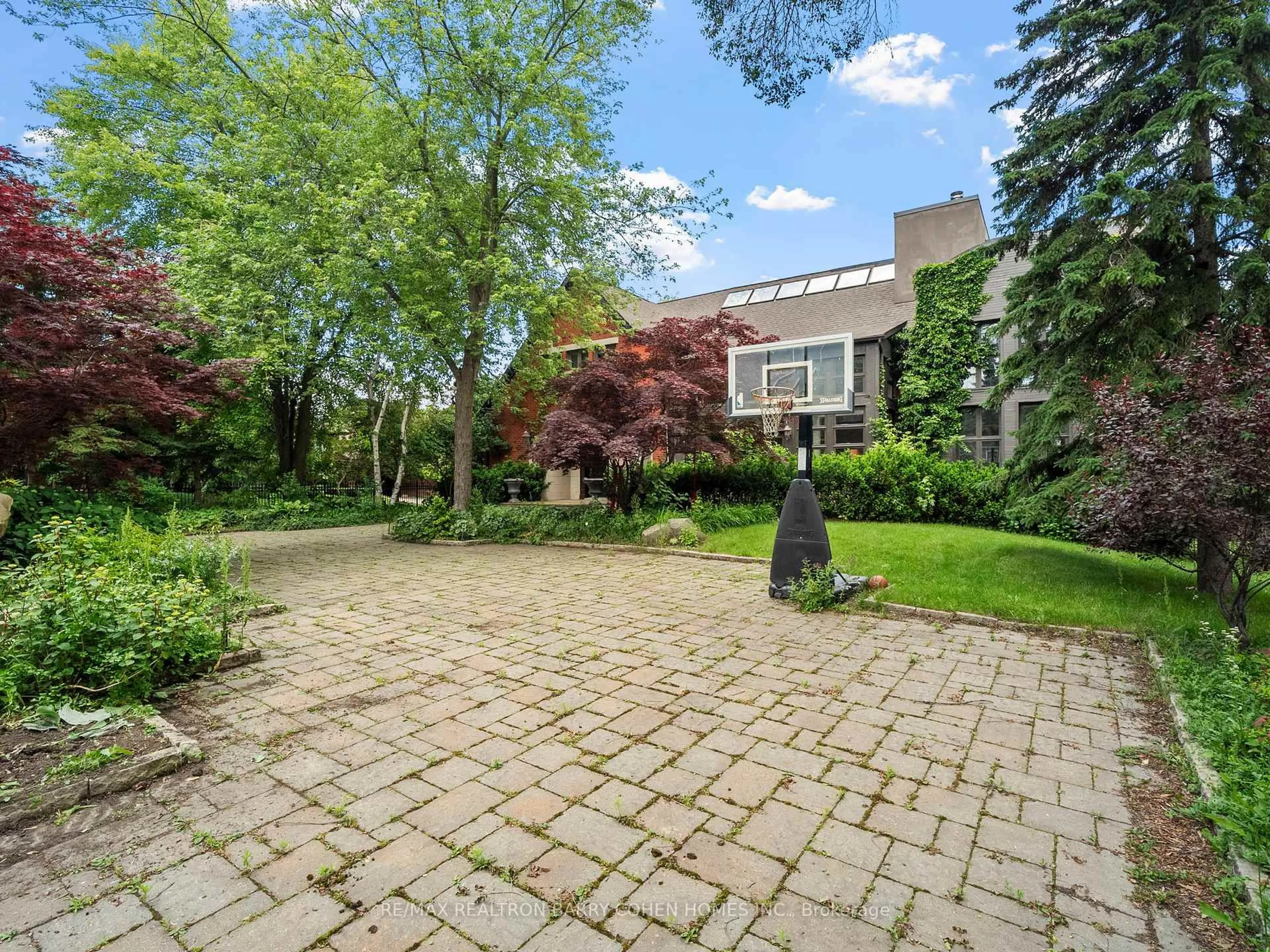 Patio, street for 40 Old Colony Rd, Toronto Ontario M2L 2K1