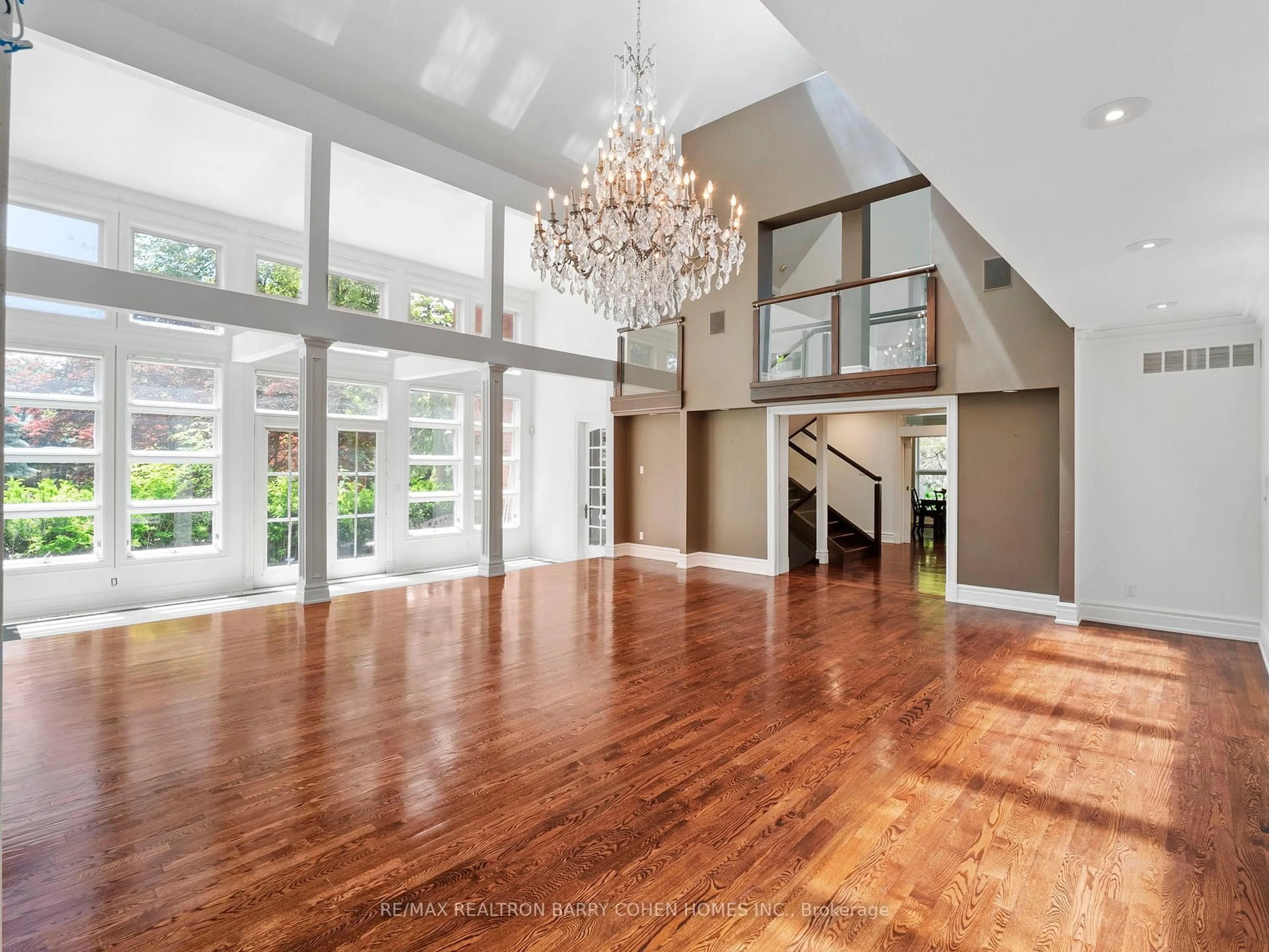 Indoor foyer for 40 Old Colony Rd, Toronto Ontario M2L 2K1