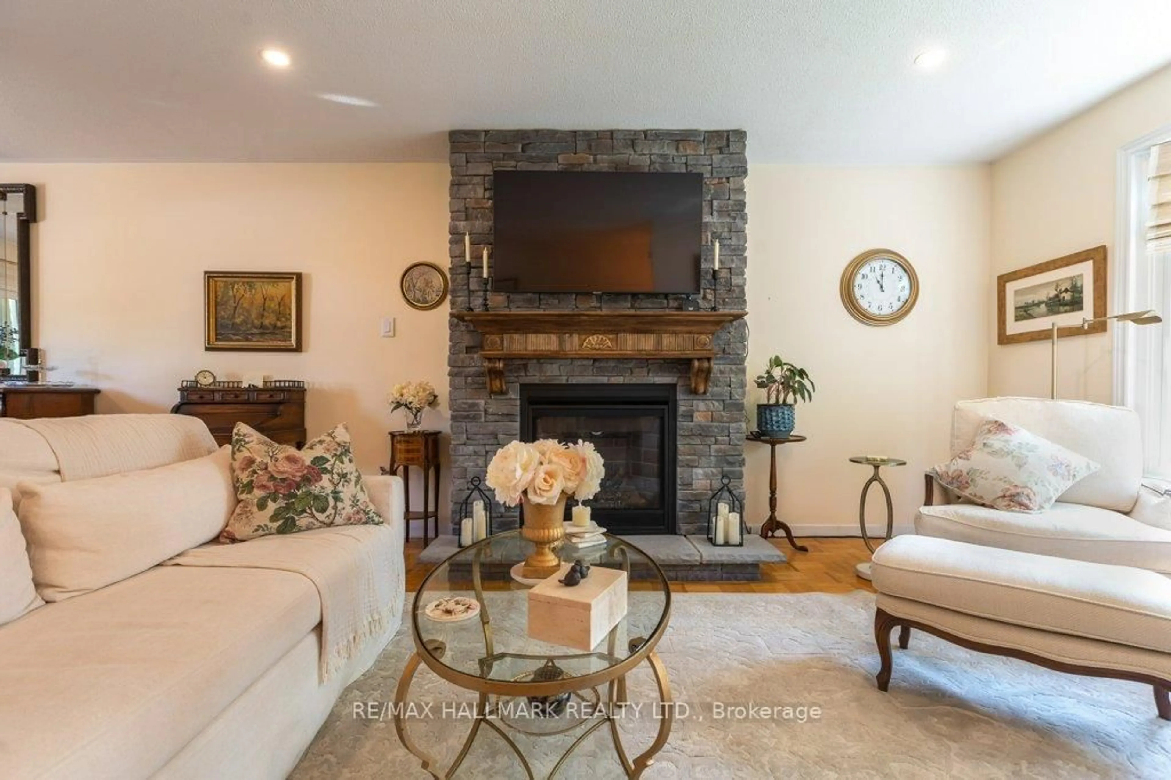 Living room with furniture, unknown for 142 Aspenwood Dr, Toronto Ontario M2H 2G1
