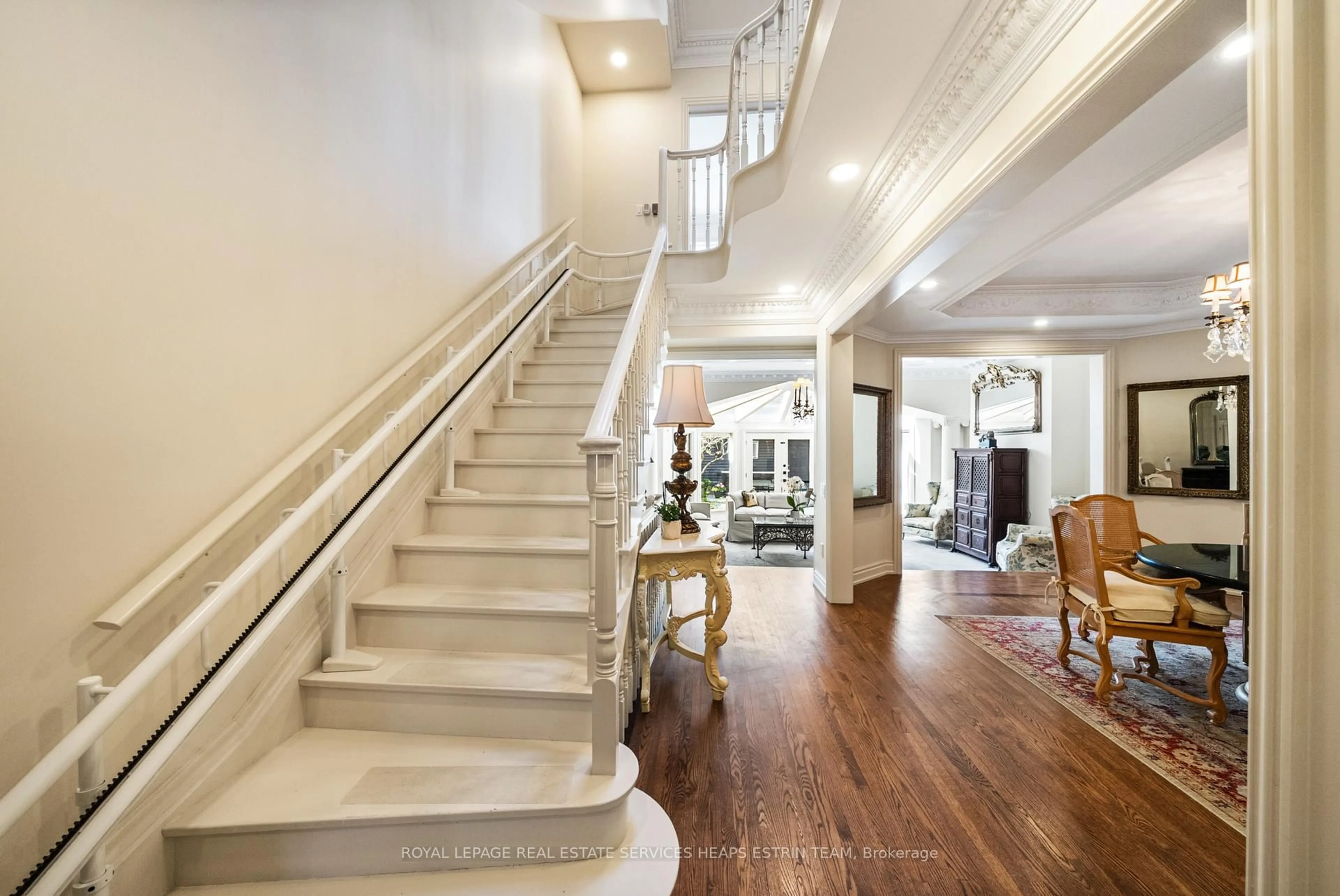 Indoor foyer for 18 Lowther Ave, Toronto Ontario M5R 1C6