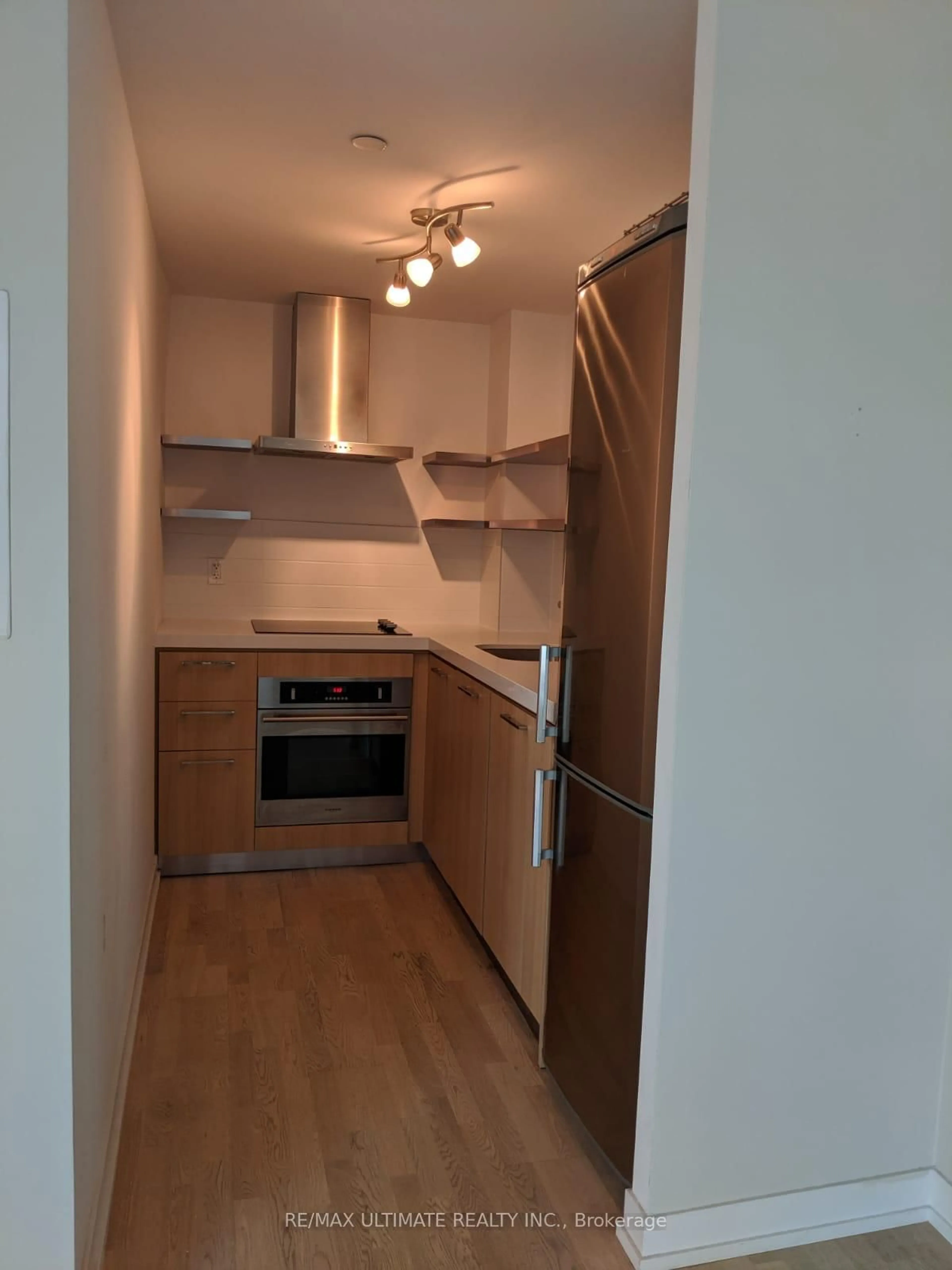 Standard kitchen, wood/laminate floor for 560 King St #604, Toronto Ontario M5V 1M3