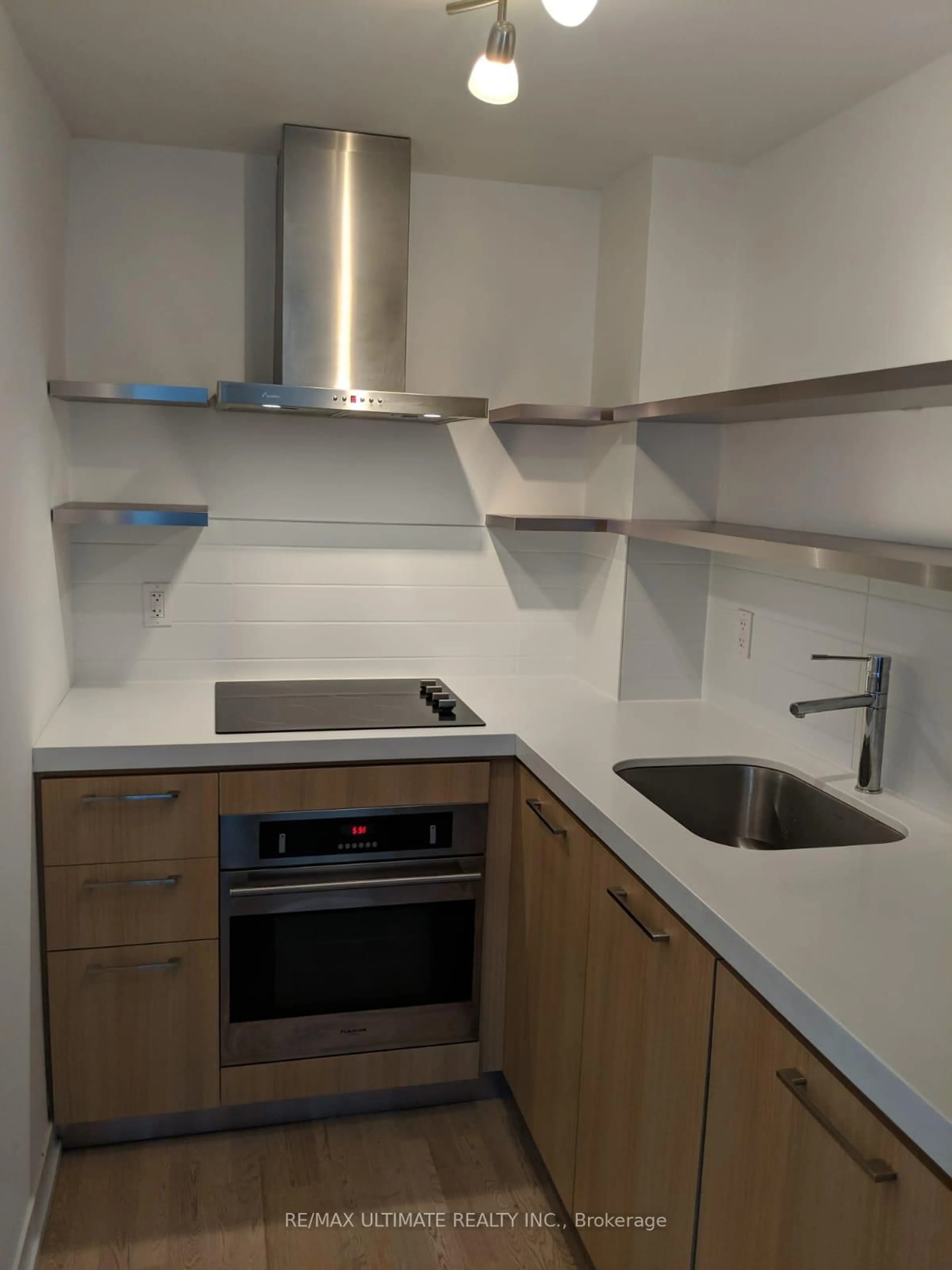 Standard kitchen, unknown for 560 King St #604, Toronto Ontario M5V 1M3