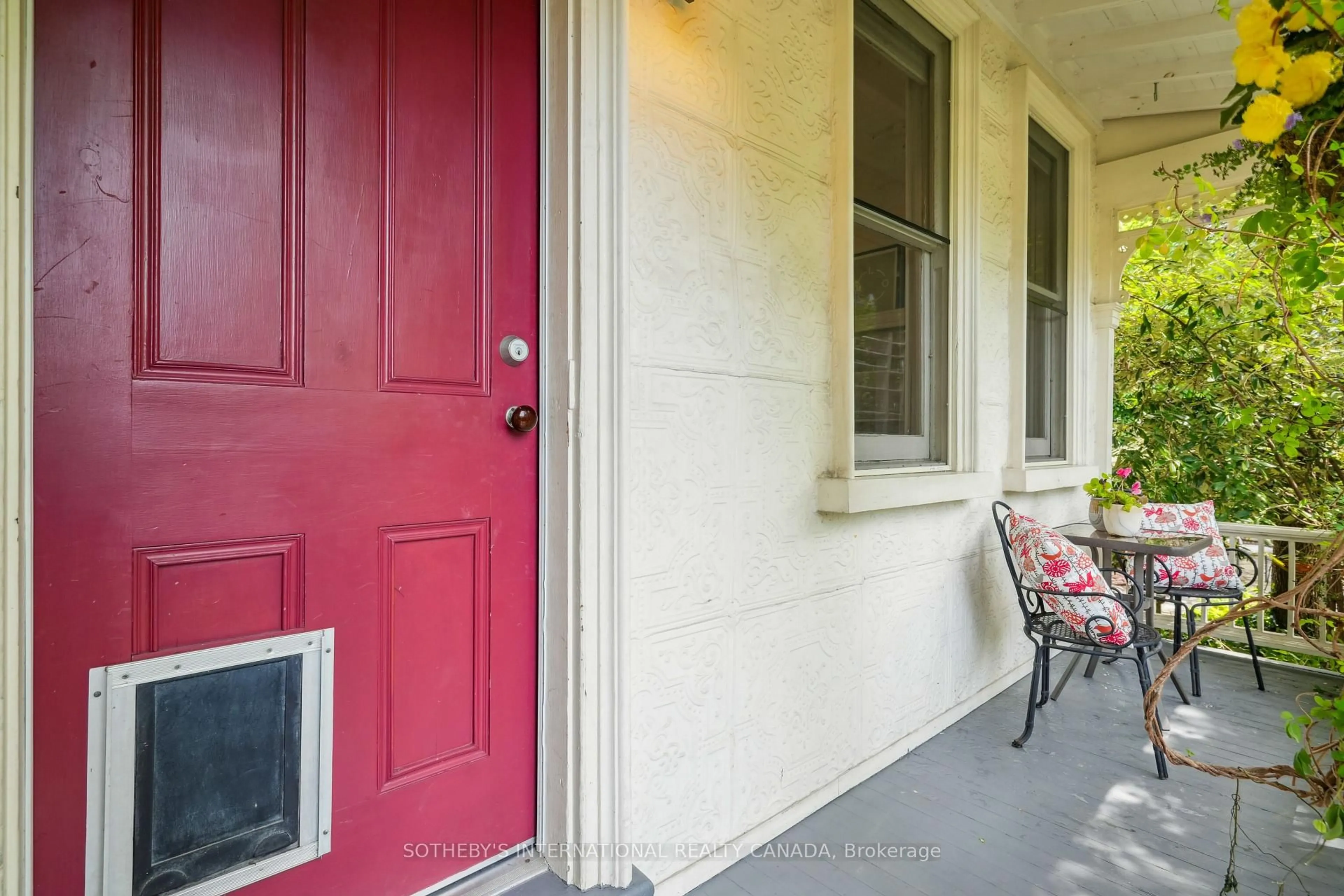 Unknown for 384 1/2 Sumach St, Toronto Ontario M4X 1V4