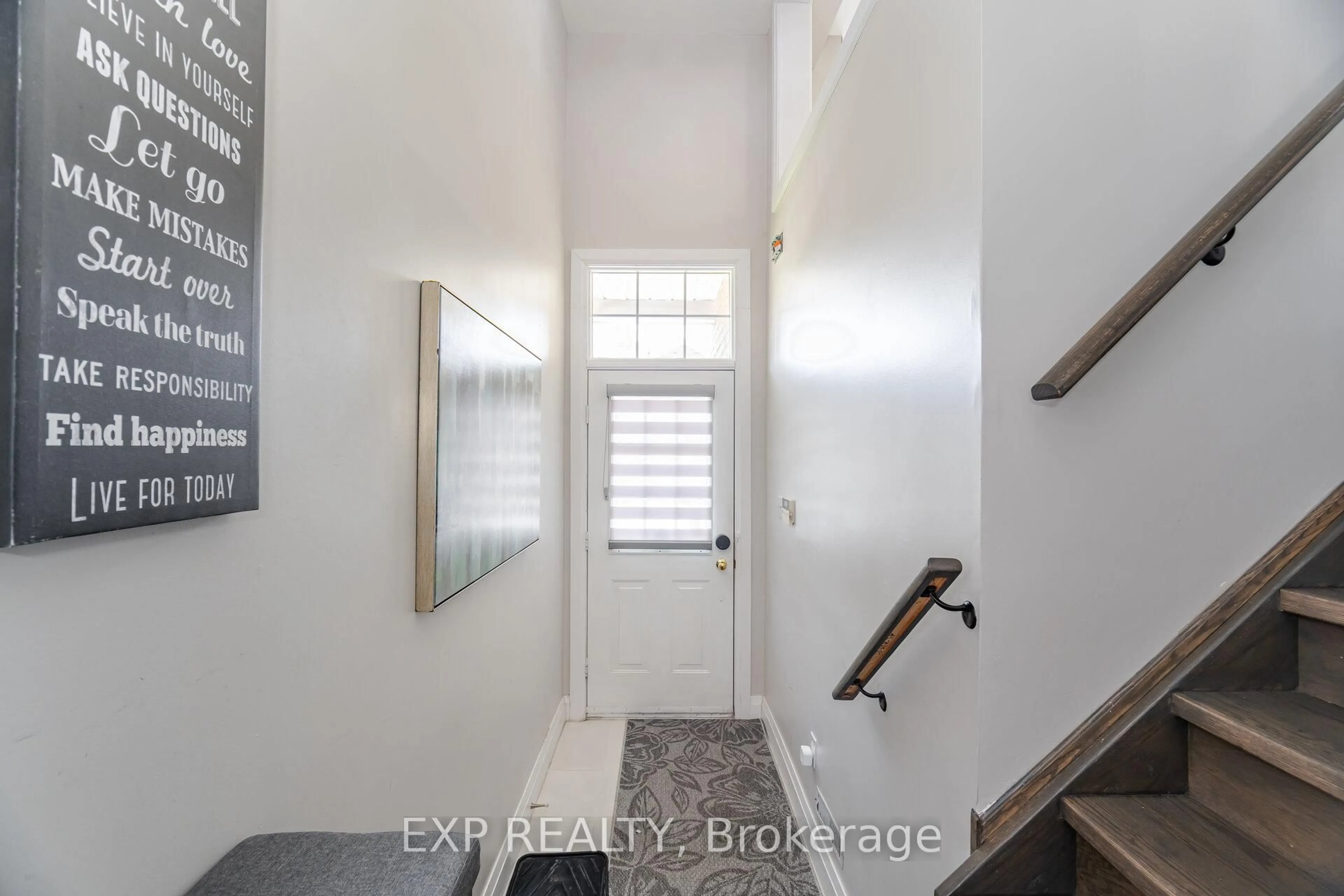Indoor entryway for 10 Seton Park Rd, Toronto Ontario M3C 3Z6