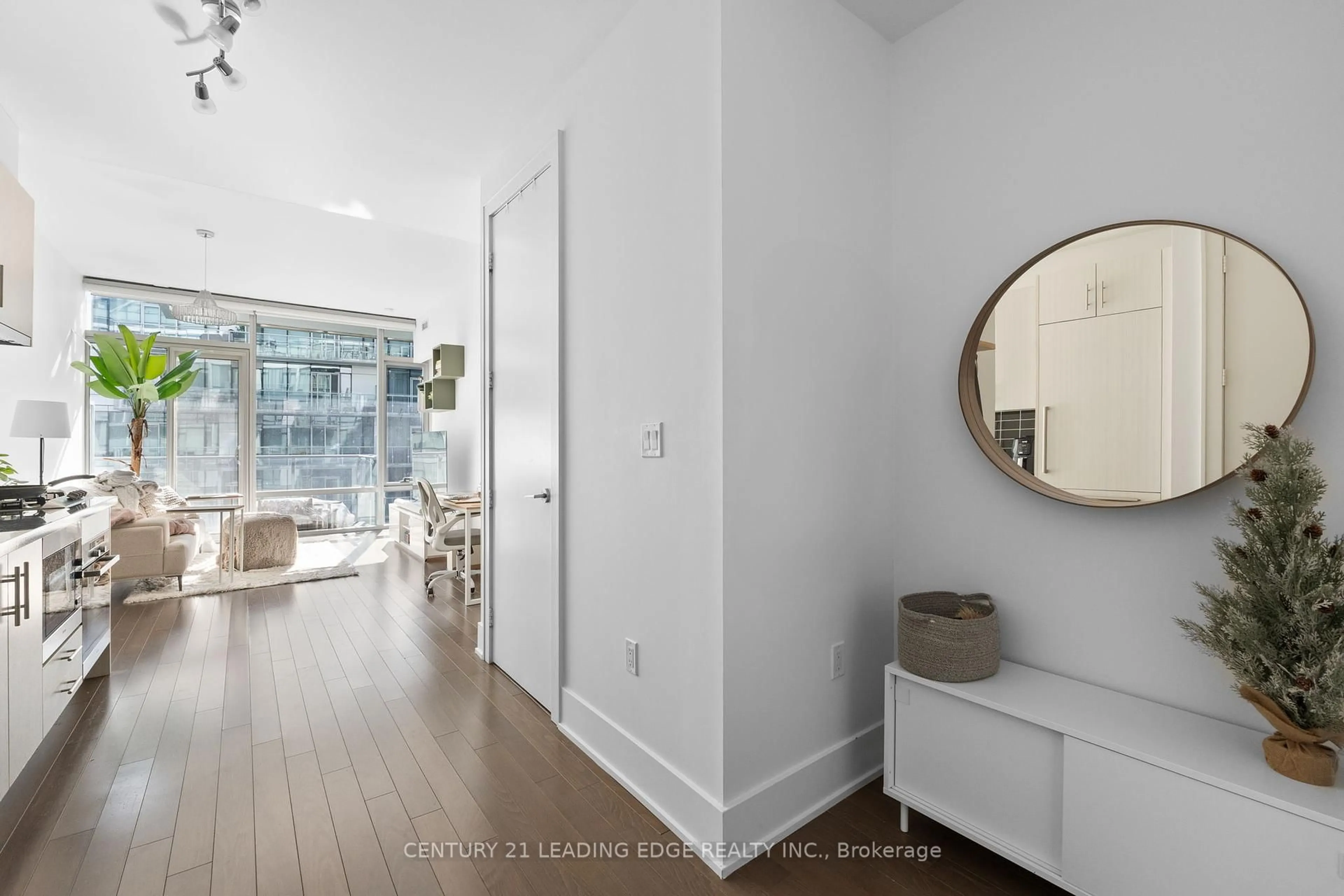 Indoor entryway for 39 Queens Quay #828, Toronto Ontario M5E 0A5