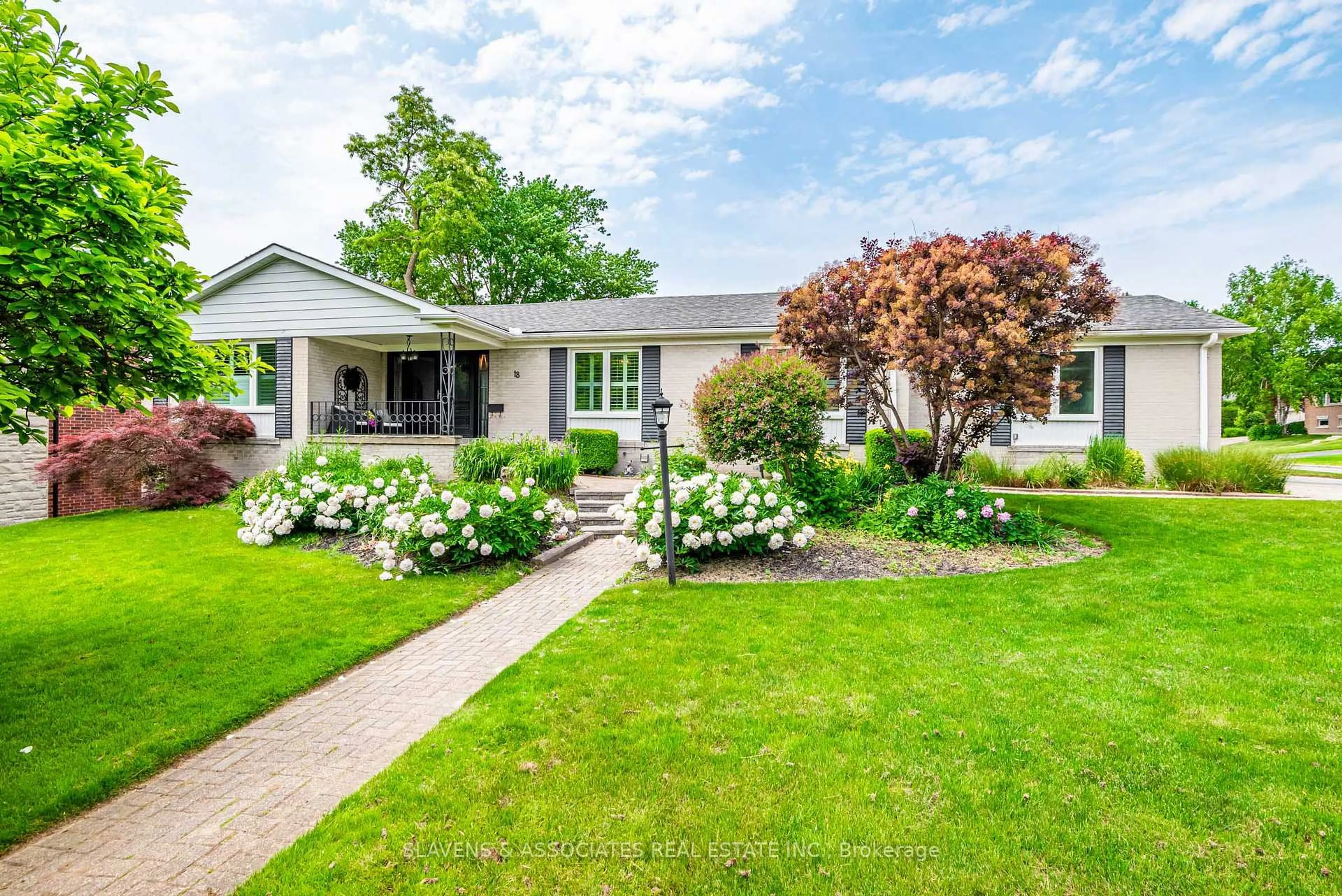 Home with vinyl exterior material, street for 18 Tetbury Cres, Toronto Ontario M3A 3G3