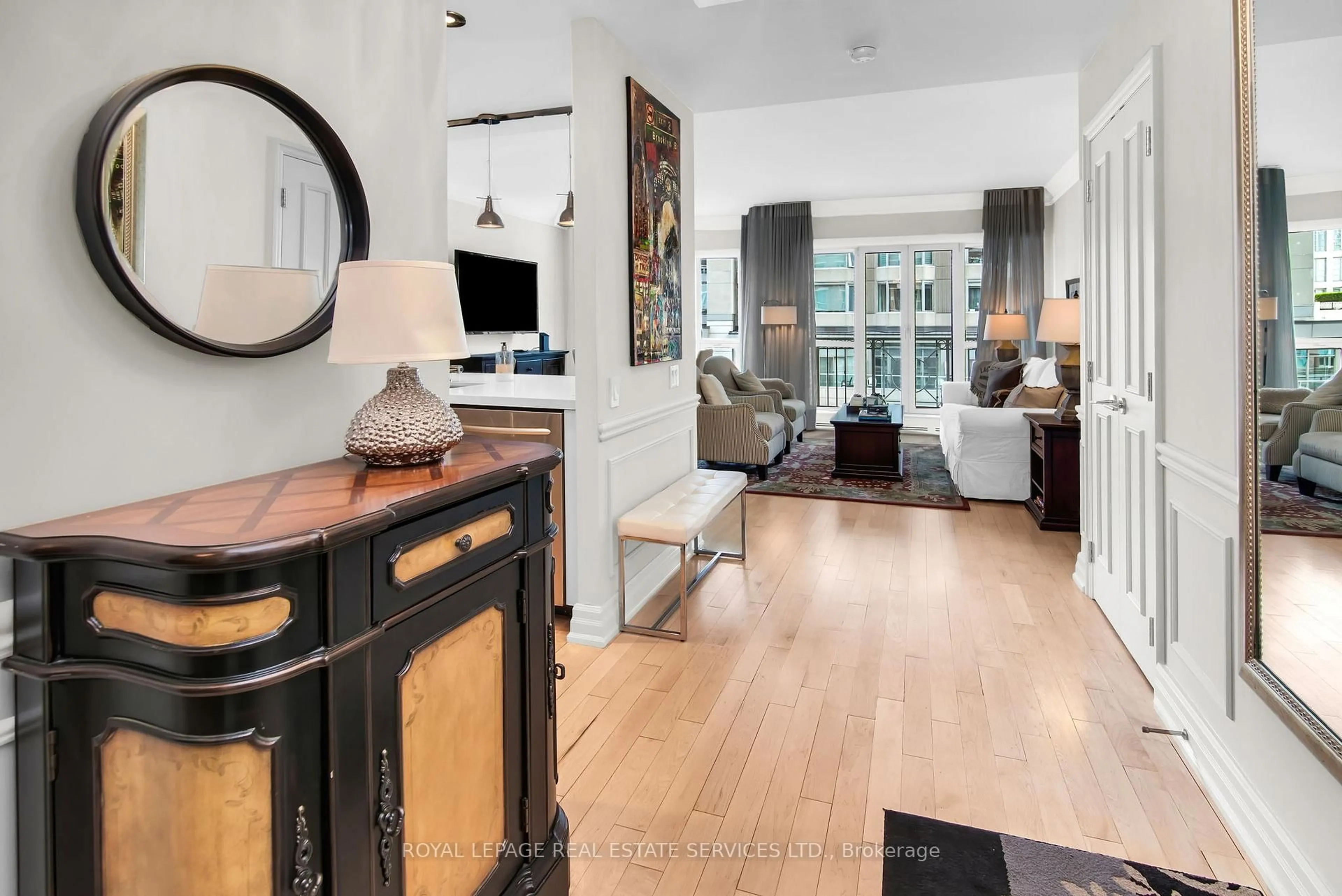 Indoor entryway for 38 Avenue Rd #504, Toronto Ontario M5R 2G2