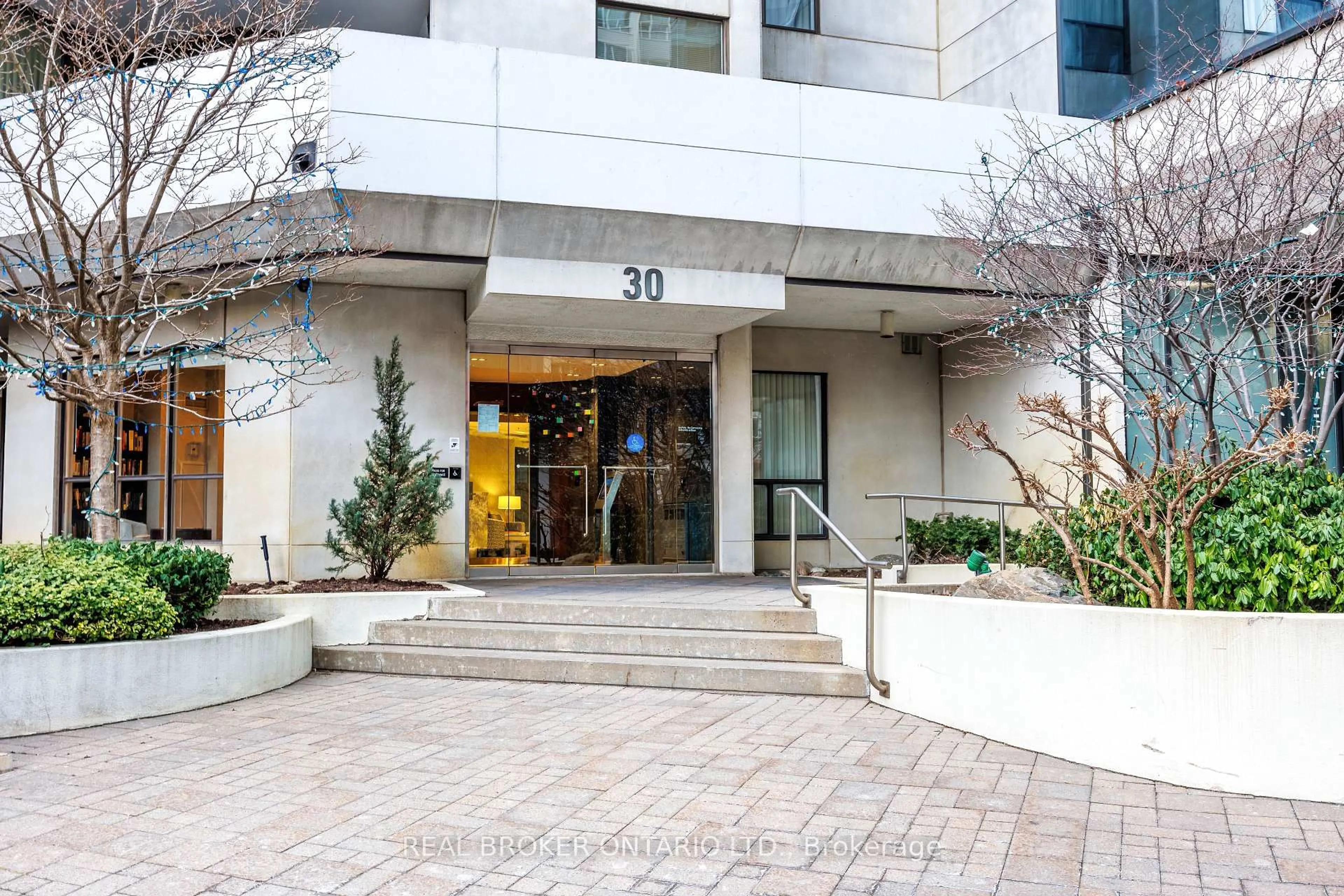 Indoor foyer for 30 Holly St #506, Toronto Ontario M4S 3C2