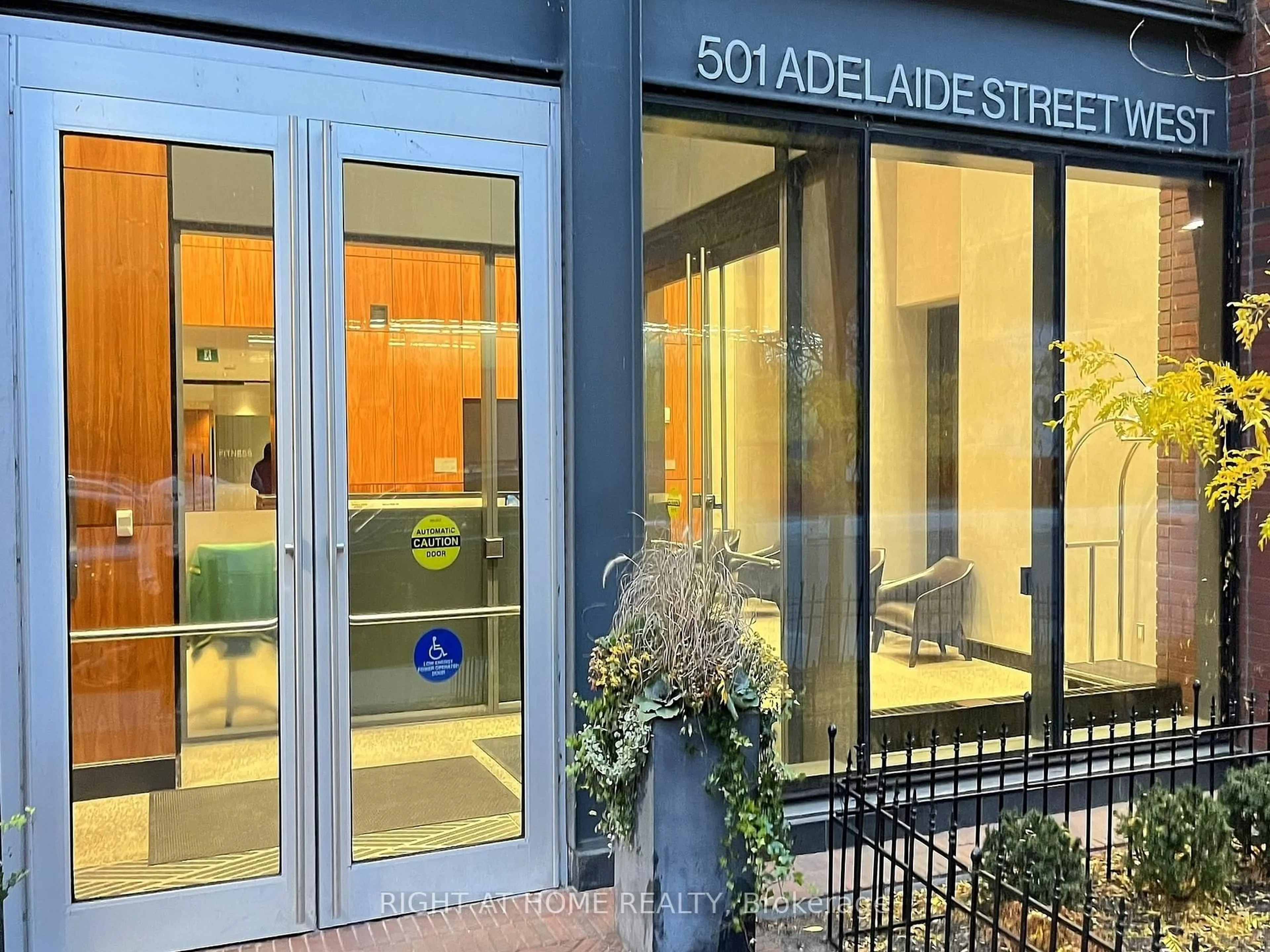 Unknown for 501 Adelaide St #802, Toronto Ontario M5V 0R3